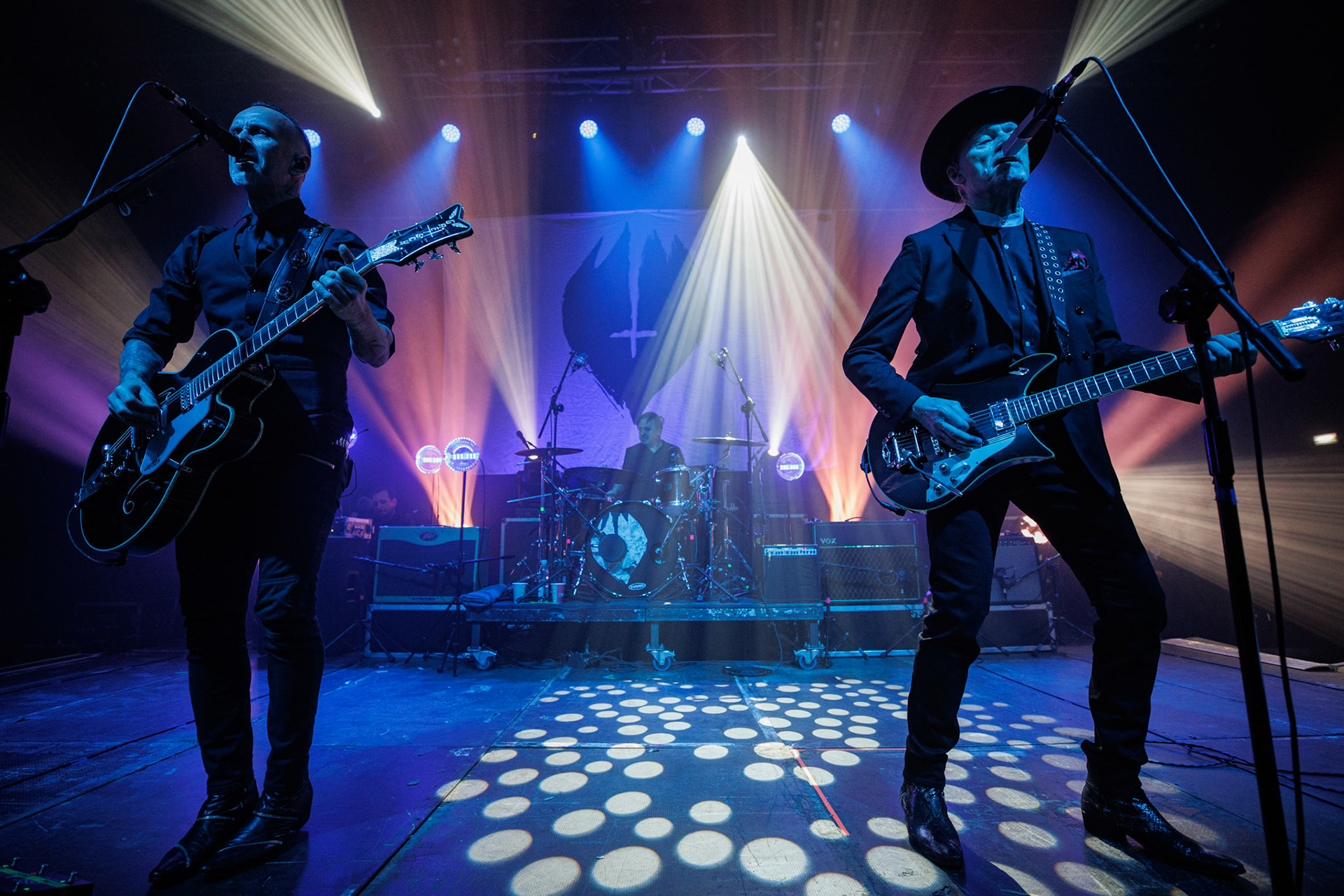 22.01.2022 koncert Me And That Man w Warszawie,Klub Progresja,n/z Adam Nergal Darski - gitara, wokal,n/z John Porter - gitara, wokal,Nergal znany jest z szerokich horyzontow muzycznych. Lider Behemoth nigdy nie kryl swojej sympatii do lzejszej, klimatycznej muzyki, spod znaku country, folku, bluesa. Dowodem jest zespol Me And That Man.Fot. Andrzej Wasilkiewicz/Reporter