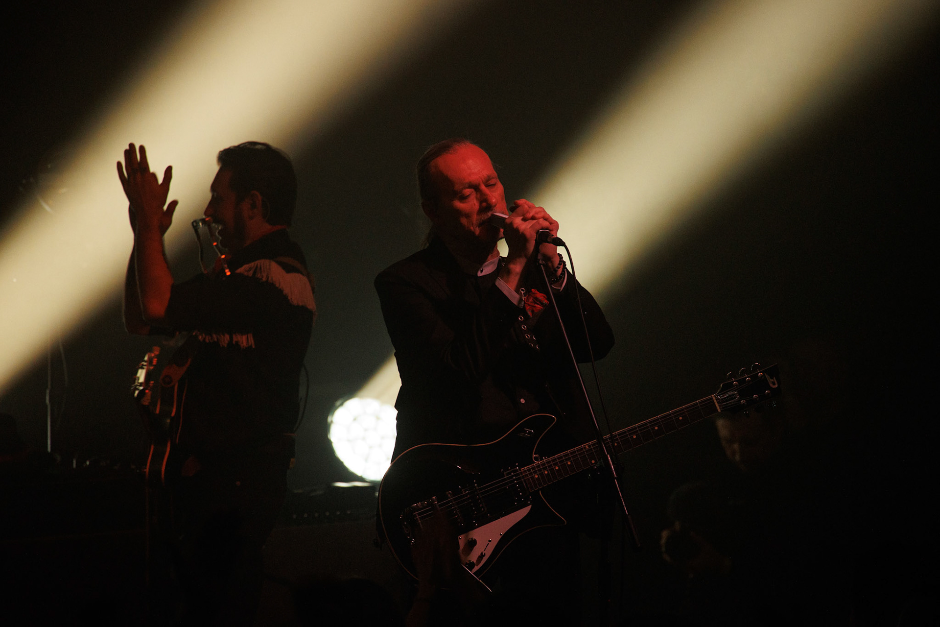 22.01.2022 koncert Me And That Man w Warszawie,Klub Progresja,n/z John Porter - gitara, wokal,n/z Sasha Boole - gitara, wokal,Nergal znany jest z szerokich horyzontow muzycznych. Lider Behemoth nigdy nie kryl swojej sympatii do lzejszej, klimatycznej muzyki, spod znaku country, folku, bluesa. Dowodem jest zespol Me And That Man.Fot. Andrzej Wasilkiewicz/Reporter