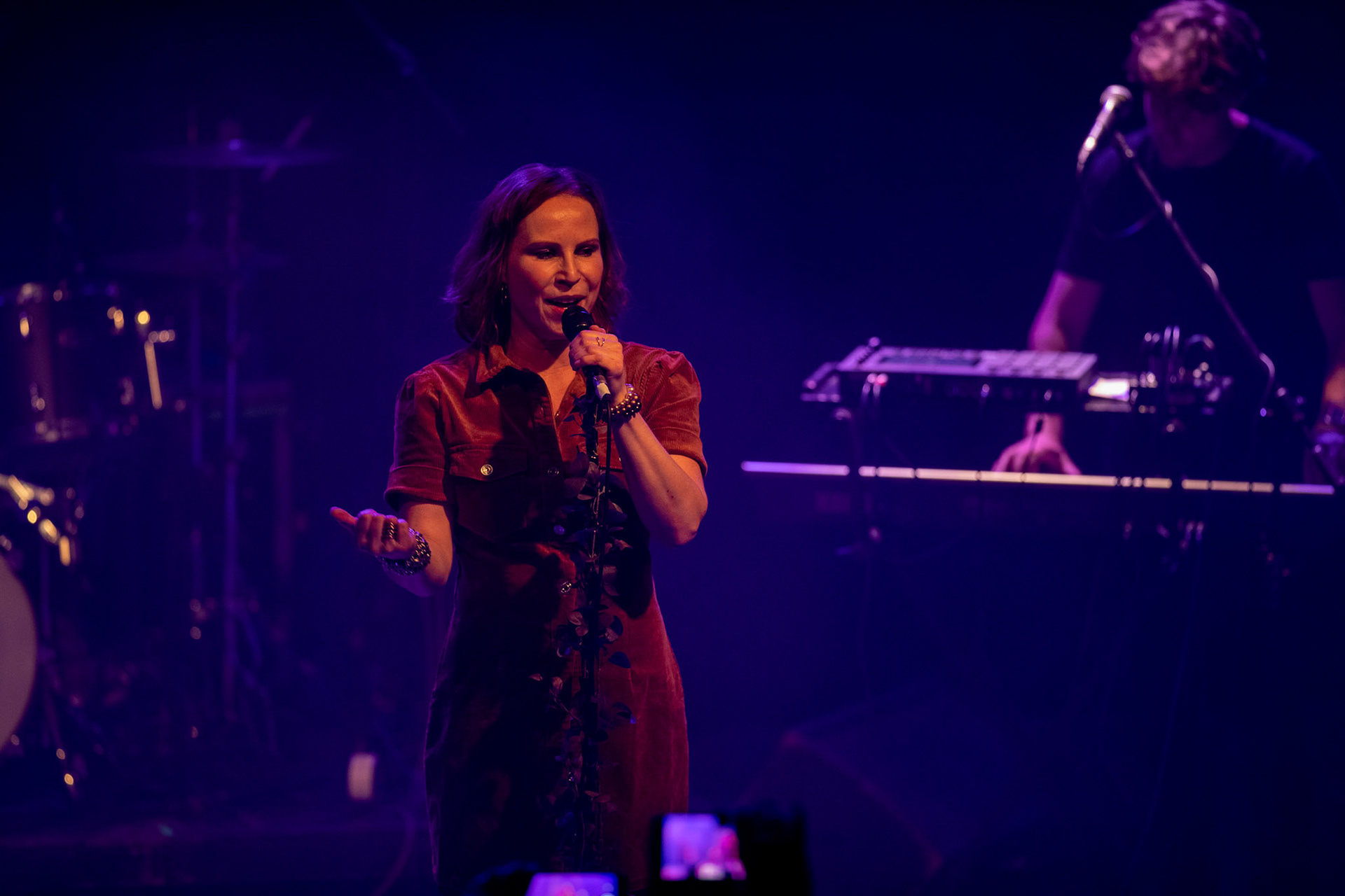 The Gathering: holenderska grupa rockowa, trasa The Gathering_30th Anniversary od doom-metalowego brzmienia z lat 90 po melodyjne i klimatyczne rejony rocka, trip-rock, post-rock, metalu, czy shoegaze. Koncert Warszawa Progresja, HQ44

The Gathering w składzie:
Silje Wergeland – wokal
Rene Rutten – gitara
Hans Rutten – perkusja
Frank Boeijen – klawisze
Hugo Prinsen Geerligs – bass
fot. Andrzej kaziq Wasilkiewicz/Reporter