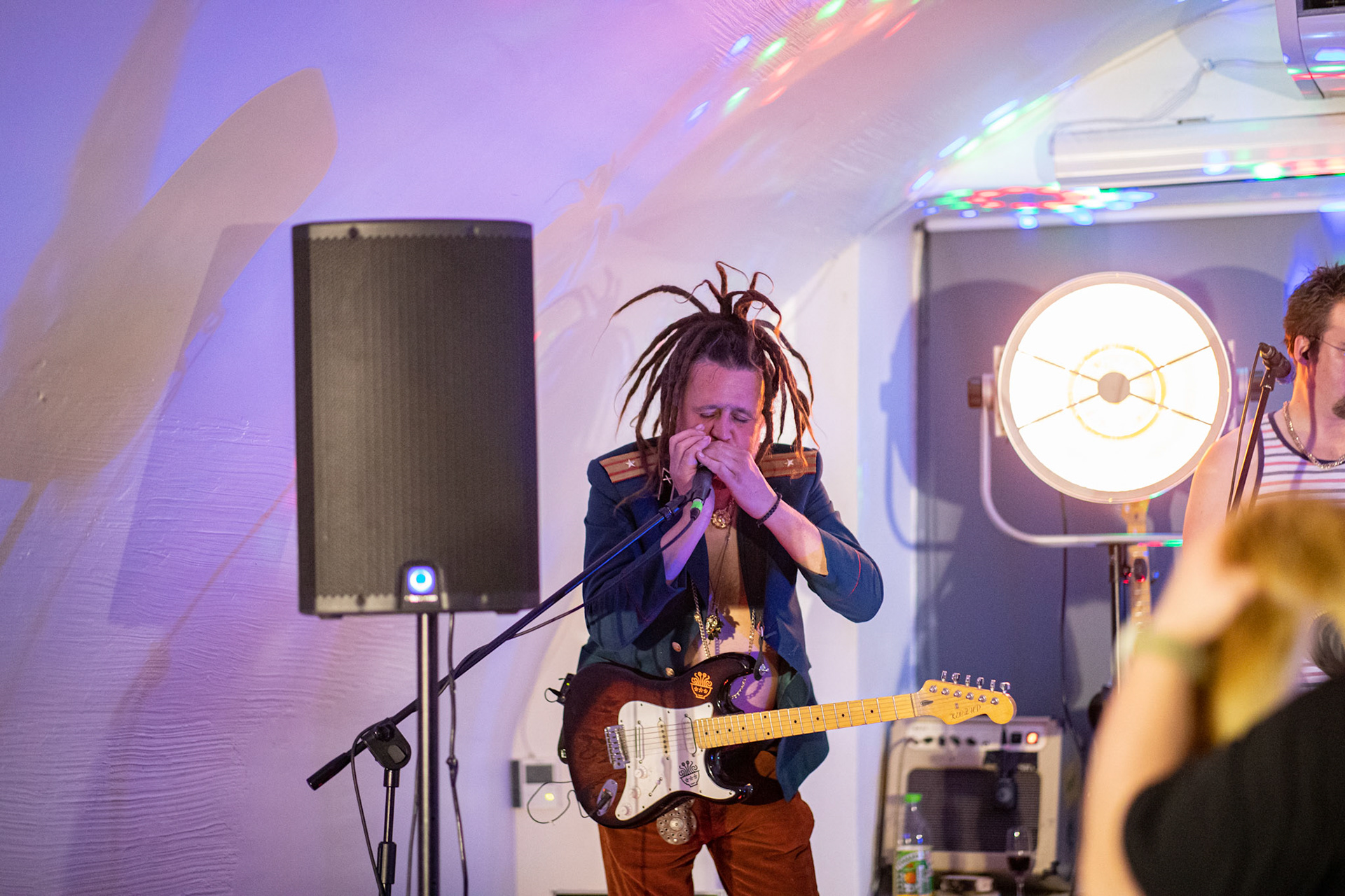 The Novorodkens, koncert w Warszawie, Dj Szneptuch – szczebiot czołowy, bas, chórki, sample, batuta i szpicrutaMagister Hitler – bas, wokaliza, chórki, gitara rytmiczna, najebkaDoktor PajHIVo – bębny, bongosy, gitara solowa, umiejętności wokalne, chórkiProfesor Gówniarz – lewizna wokalna, zwięzła i chóralna, wyprowadzanie ciosówProdziekan Pinglarz – uprawomocniony głos ścisły tudzież kantor, cytaty z brewiarzaInżynier Królewicz – gitara rytmiczna, solowa, przypowieści, świergoty i treleDocent Niedziwara – melodyka, chórki, kwilenia i jęki, odczynianie uroków, gusłaMrówka - perkusja,Hacrmistrz Gruczoł – walka z upośledzeniem, choreografia i obsługa gastronomiczna