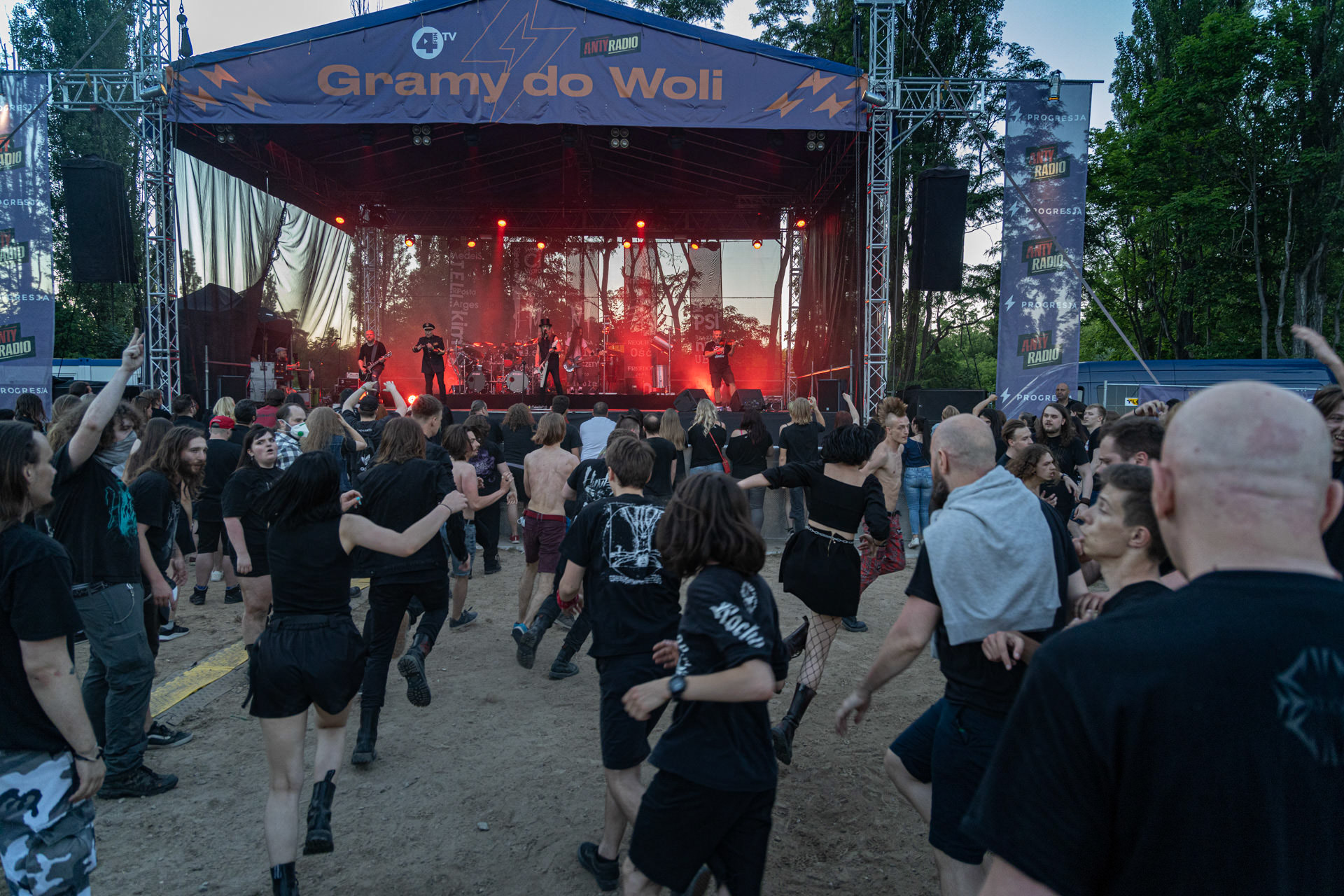 Hunter - postpandemoniczny koncert z okazji XXXV-lecia.Progresja - Gramy do Woli, Warszawa.Publicznosc - Hunter przed scena.Letnia Scena Progresji.fot. Andrzej Wasilkiewicz/Reporter