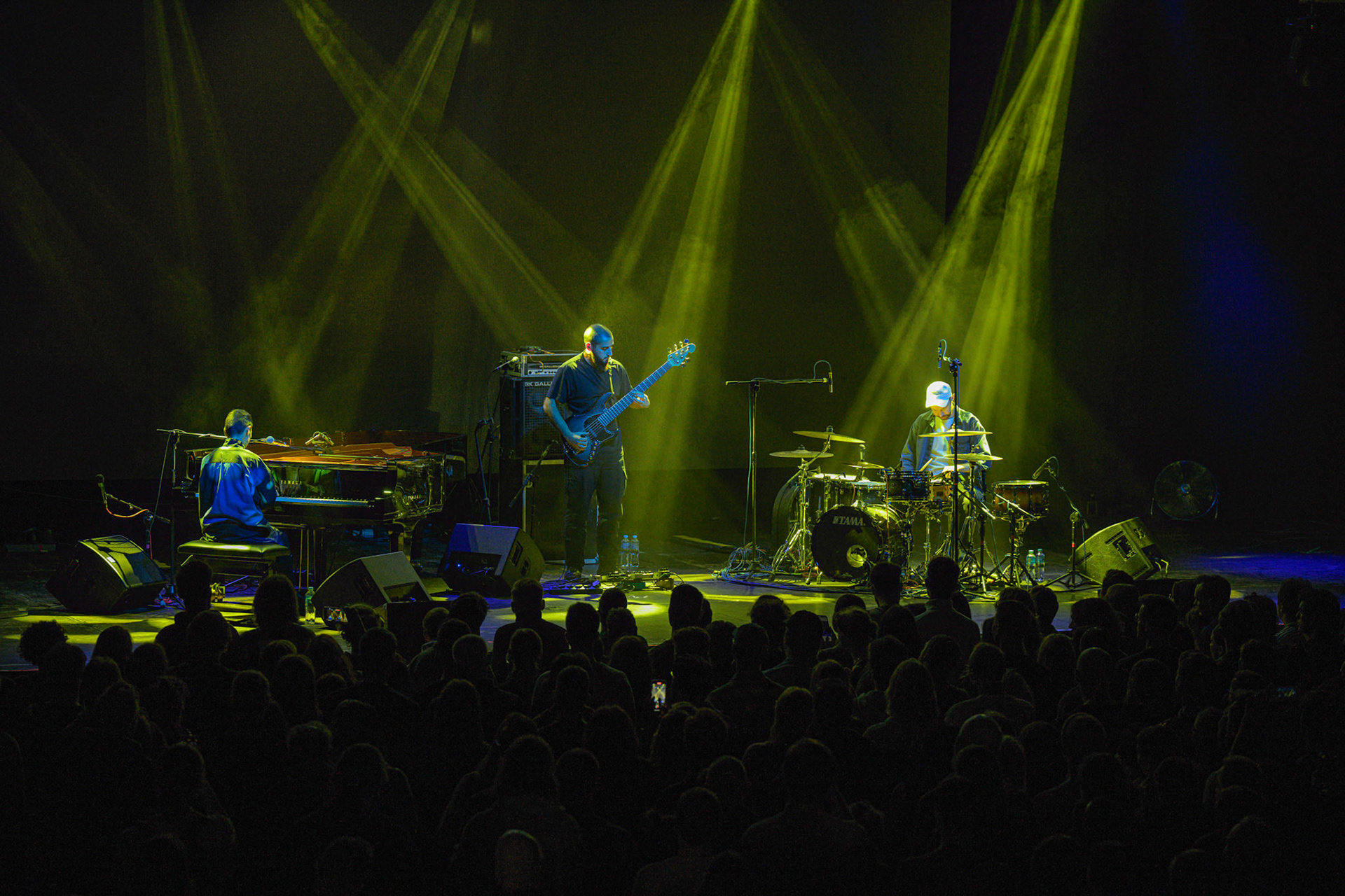 2023.11.07 Tigran Hamasyan Trio- jazz w warszawskim klubie Progresja! fot. Andrzej Wasilkiewicz/Reporter