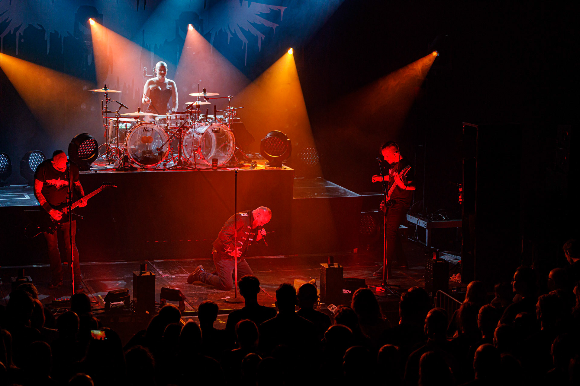 18.06.2022 - Mono Inc. zagrali w warszawskim klubie Progresja.Mono Inc. - niemiecki zespol z Hamburga wykonujący gotyckiego rocka, w składzie:Carl Fornia - git.Katha Mia - drums, Manuel Antoni - bass,Martin Engler - vocal,Gothic, industrial,  alternative, rock.Produkcja Winiary Bookings.fot. Andrzej Wasilkiewicz/kaziq.com