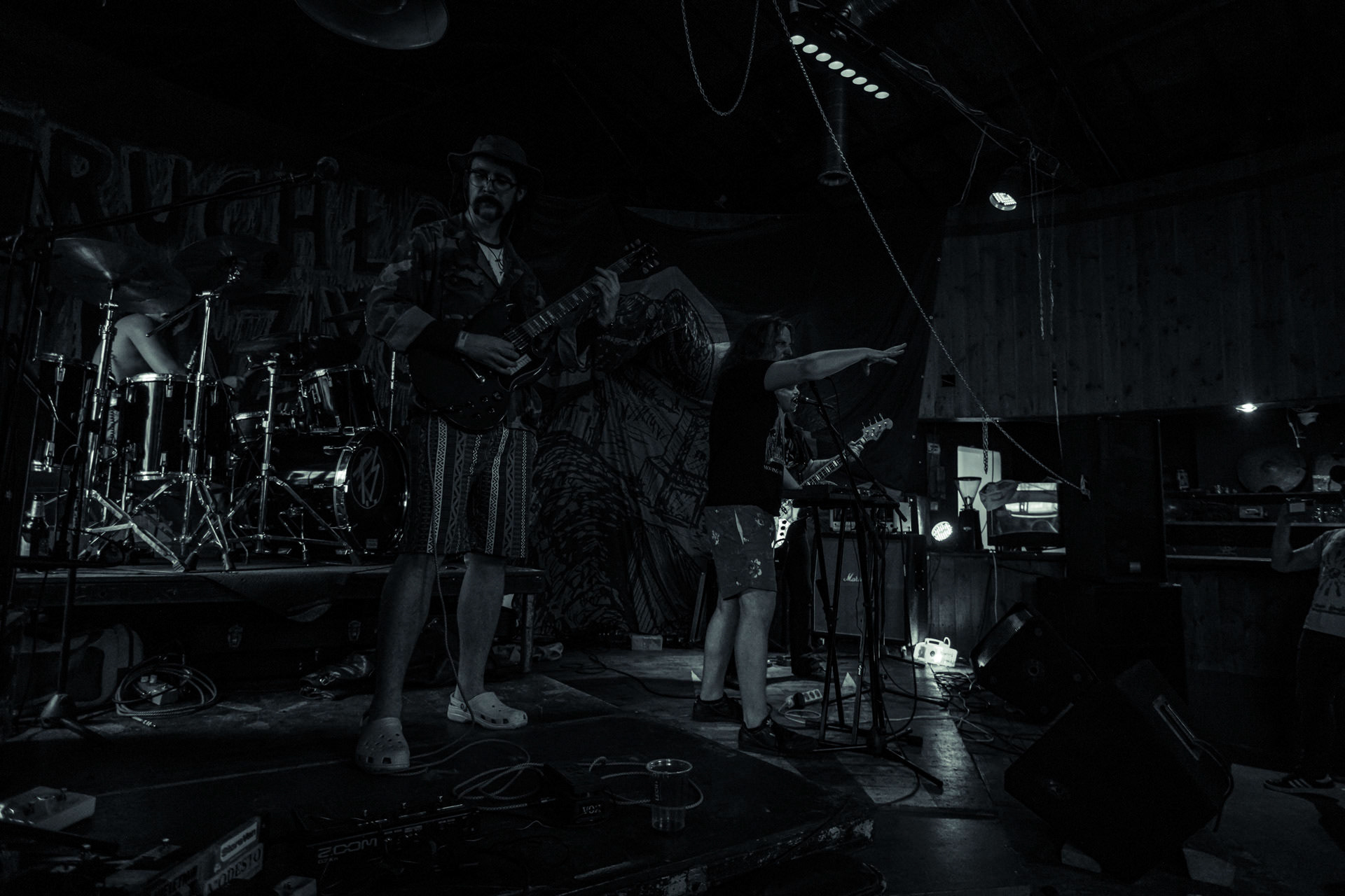 DILDOID (space sex rock)w składzie:Captain Paradox - klawisze i wokalLaser Dick - bass i wokalBilly The Gates - gitaraReverend Blind - garyKapela dla fanów Hawkwind, “On Parole” Motorhead Produkcja Left Hand Soundsfot. Andrzej Wasilkiewicz/kaziq.com