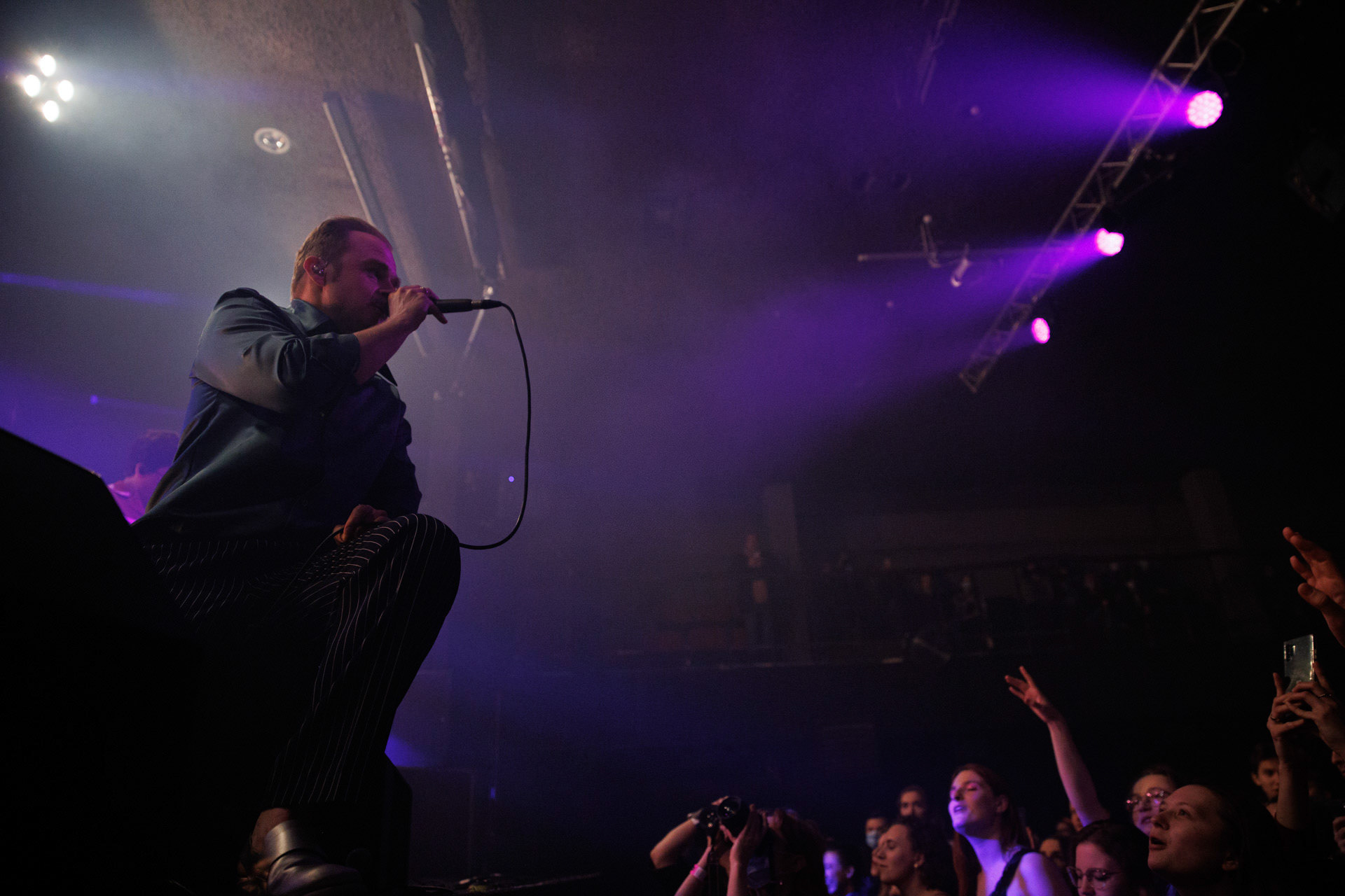 18.12.2021 Karas Rogucki - koncert klub Stodoła - Warszawan/z Piotr Rogucki - wokal gitara,Alternatywny pop, Kayax, Ostatni bastion romantyzmu, fot. Andrzej Wasilkiewicz/Reporter