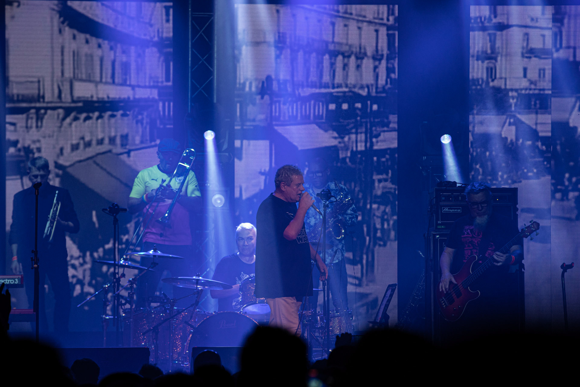 KULT - koncert Pomaranczowa Trasa 2021 - Warszawa Stodoła. 29 pazdziernika 2021. Kazik Staszewski wokal,Wojciech Jablonski gitara,Piotr Morawiec gitara,Ireneusz Werenski bas,Tomasz Goehs perkusja,Konrad Wantrych klawisze,Janusz Zdunek trabka,Mariusz Godzina saksofony,Jarosław Wazny puzon,Jan ”Janusz” Staszewski wokal,Rock, rock progresywny, rock alternatywny, punk, nowa fala, polski rock.fot. Andrzej kaziq Wasilkiewicz/Reporter