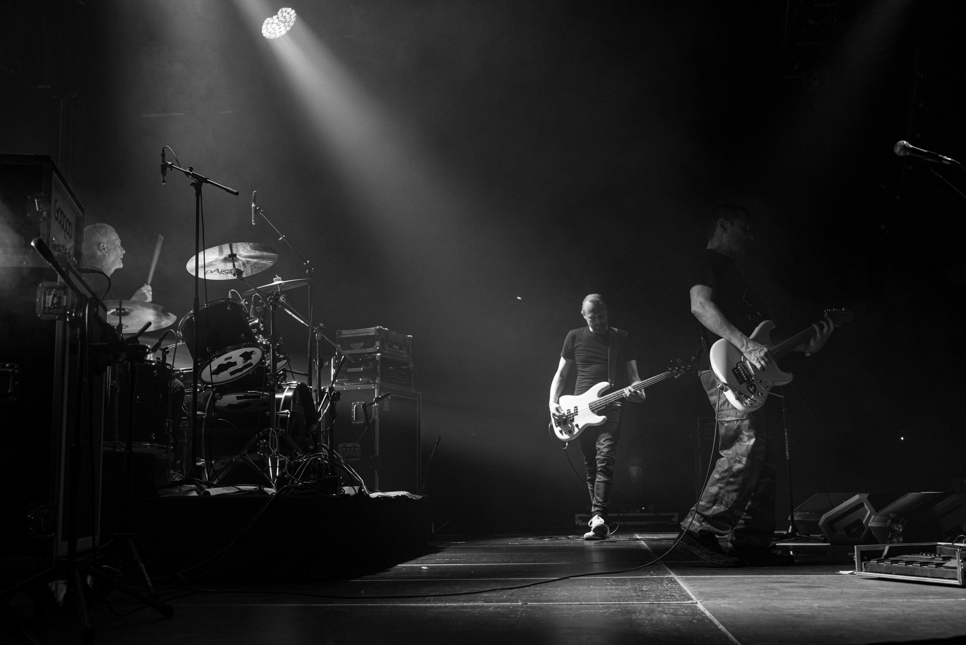 16.11.2021 Dezerter - 40 lecie,koncert Warszawa Palladium. N/z Robert Robal Matera gitara, N/z Krzysiek Grabowski perkusja,N/zJacek Chrzanowski bass, Dezerter, SS20, Punk, Punkrock, hardcore, rock.fot. Andrzej Wasilkiewicz/REPORTER