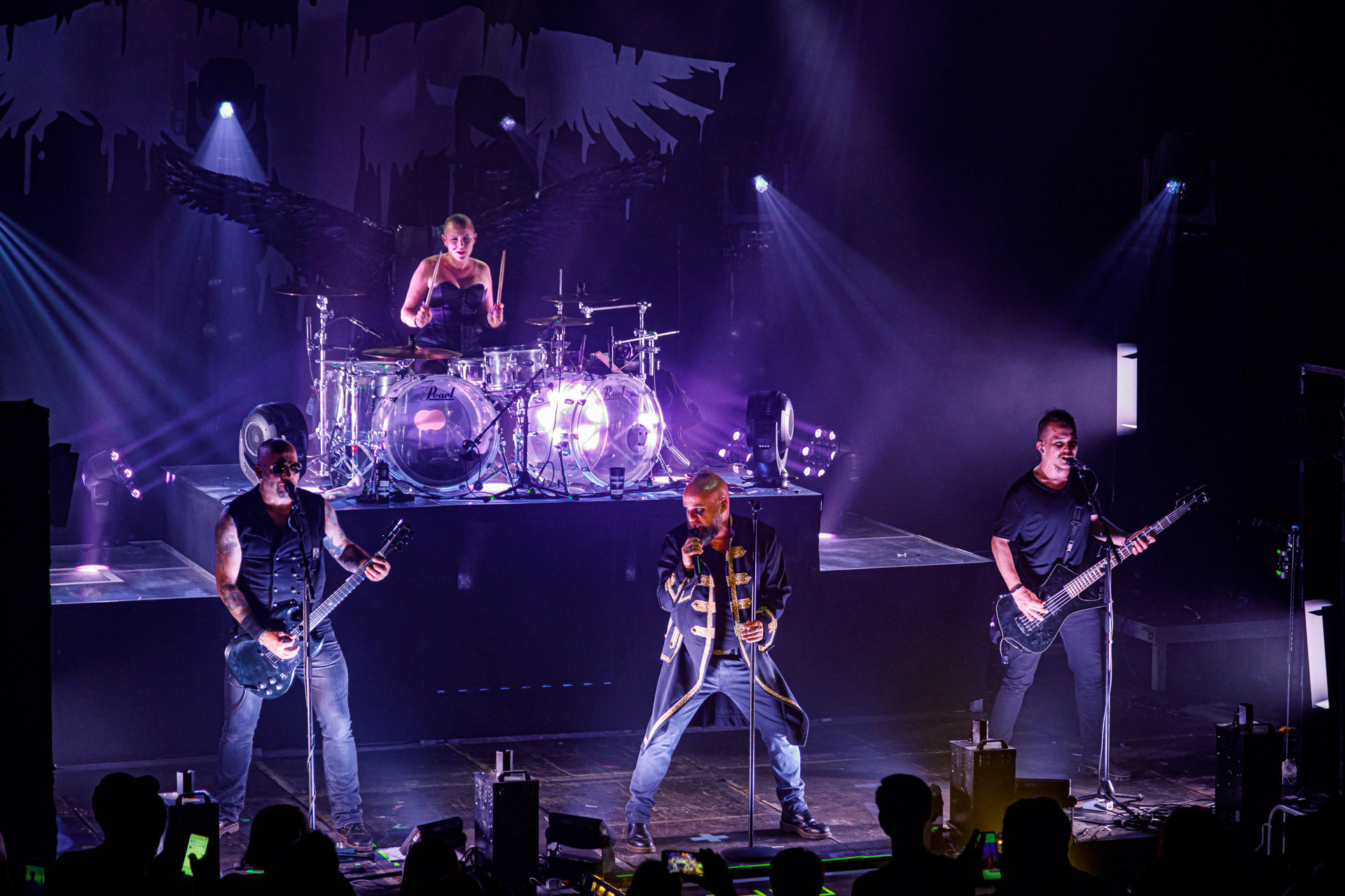 18.06.2022 - Mono Inc. zagrali w warszawskim klubie Progresja.Mono Inc. - niemiecki zespol z Hamburga wykonujący gotyckiego rocka, w składzie:Carl Fornia - git.Katha Mia - drums, Manuel Antoni - bass,Martin Engler - vocal,Gothic, industrial,  alternative, rock.Produkcja Winiary Bookings.fot. Andrzej Wasilkiewicz/kaziq.com