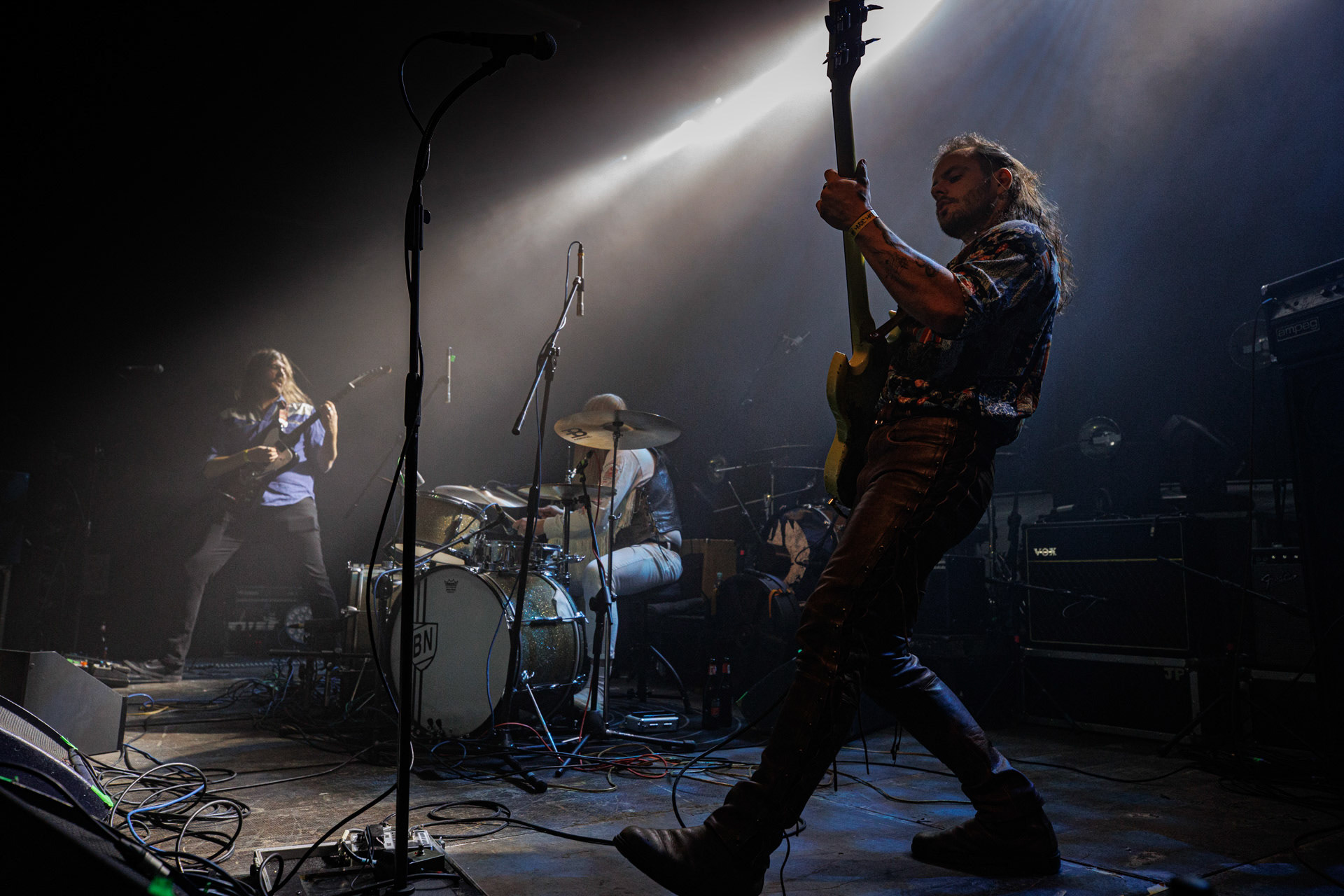 22.01.2022 - Taraban - support Me And That Man, warszawska Progresja.n/z Daniel Suder - wokal, gitara basowa,n/z Maciek Trojanowski - gitara,n/z Kris Gonda - perkusja,Taraban to krakowskie power-trio, bluesa, prog-rocka oraz proto-metal.fot. Andrzej kaziq Wasilkiewicz/Reporter