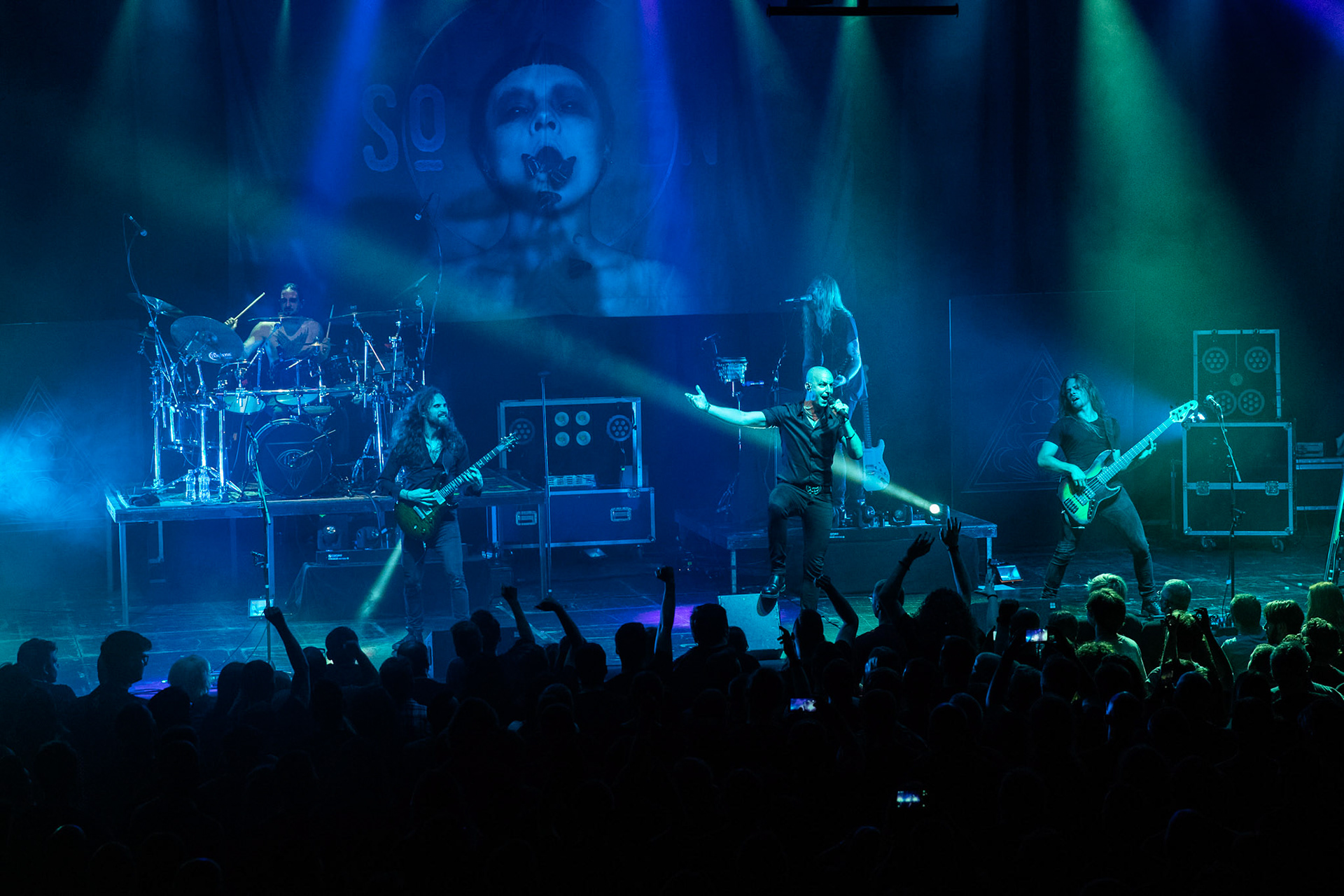 SOEN - Szwecja, rock progresywny, progmetal.  Stefan Stenberg – Bass
Cody Ford – Guitar
Lars Åhlund – Keys, guitar
Joel Ekelöf – Vocals
Martin Lopez – Drums, percussion
Knock Out Productions
Progresja Warszawa. fot. Andrzej Wasilkiewicz/Reporter