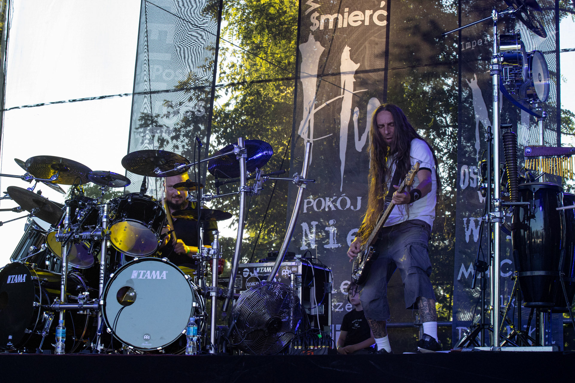 Hunter - postpandemoniczny koncert z okazji XXXV-lecia.Progresja - Gramy do Woli, Warszawa.Konrad „Saimon” Karchut – gitara basowa, Letnia Scena Progresji.fot. Andrzej Wasilkiewicz/Reporter