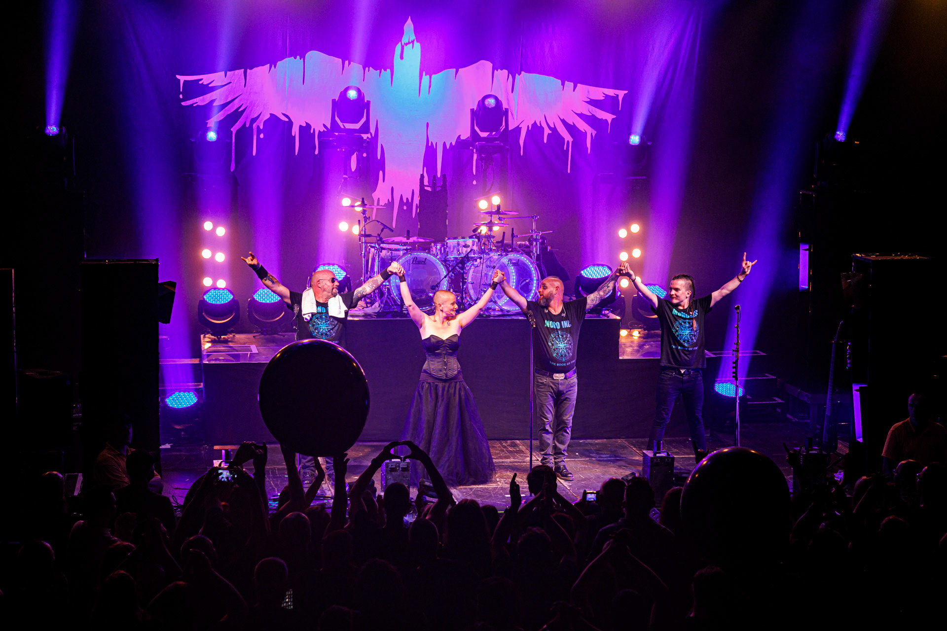 18.06.2022 - Mono Inc. zagrali w warszawskim klubie Progresja.Mono Inc. - niemiecki zespol z Hamburga wykonujący gotyckiego rocka, w składzie:Carl Fornia - git.Katha Mia - drums, Manuel Antoni - bass,Martin Engler - vocal,Gothic, industrial,  alternative, rock.Produkcja Winiary Bookings.fot. Andrzej Wasilkiewicz/kaziq.com