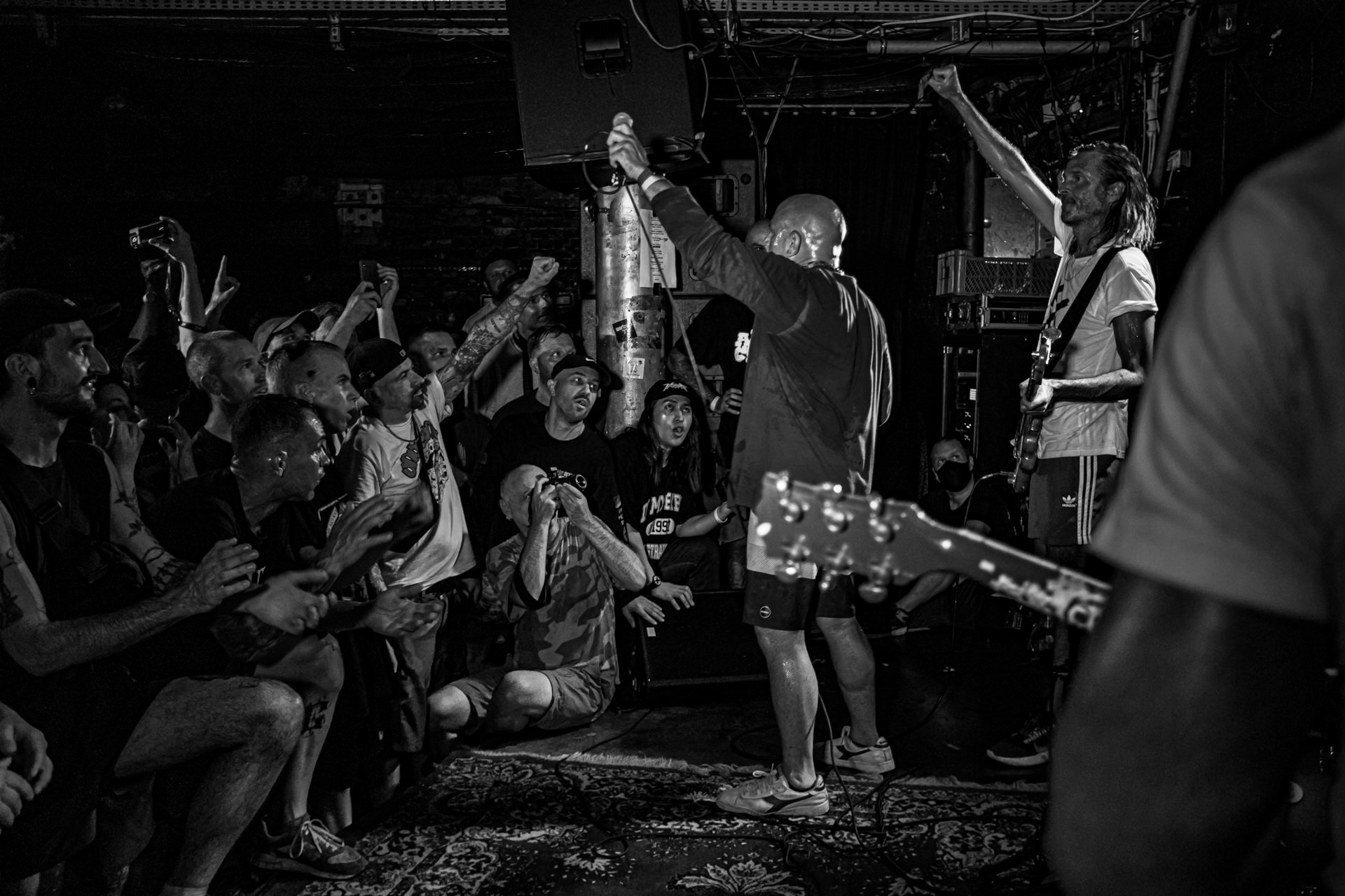 26.07.2022 Youth of Today to założony w 1985 roku hardcore punk’owy zespół, który miał znaczący wpływ na odświeżenie i rozwój sceny Straight Edge w drugiej połowie lat 80. XX wieku. Założycielami grupy są wokalista Ray Cappo oraz gitarzysta John Porcelly, którzy występowali wcześniej w Violent Children. Youth of Today ma na swoim koncie 5 wydawnictw, z czego takie płyty jak „Can’t Close My Eyes”, „Break Down the Walls” czy „We Are Not in This Alone” uważane są za jedne z najważniejszych w historii gatunku. Działalność zespołu została zawieszona w 1990 roku, a Cappo i Porcelly skupili się na bardziej melodyjnych projektach: krishnacore’owym Shelter oraz Better Than a Thousand. Grupa reaktywowała się w 2003 roku i od tamtego czasu sporadycznie występuję na całym świecie. Youth of Today bez wątpienia jest inspiracją dla wielu zespołów. Kapela odegrała kluczową rolę w tworzeniu hardcore’owej subkultury „Youth Crew” opowiadającej i rozwijającej się w myśl zasadom Straight Edge oraz wegetarianizmu. Warszawski koncert w Hydrozagadce. Produkcja WiniaryBookings. fot. Andrzej Wasilkiewicz/kaziq.com