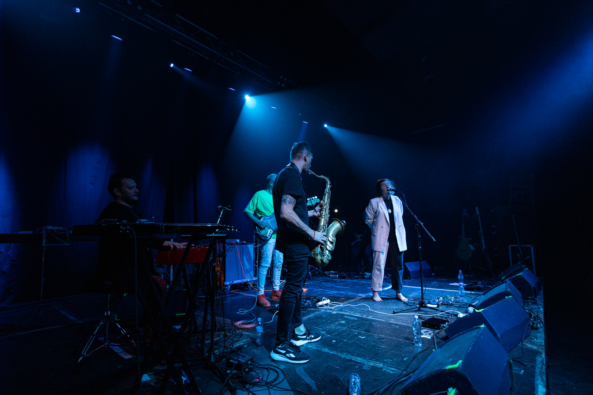 30.08.2022 Fundacja Bezpieczne Niebo wraz z klubem Progresja serdecznie zapraszają na specjalny koncert charytatywny dla Szymona Stankiewicza, który walczy z nowotworem. NiechęćMuzyka Niechęci to jazzowa improwizacja i syntezatorowe brzmienia, które swobodnie przeplatają się z wpływami rocka progresywnego oraz muzyki filmowej. W ich kompozycjach snuje się niezwykle osobista opowieść – mroczna choć nastrojowa, agresywna acz pełna elegancji. Jazgotliwy odjazd rejestrowany ,,na setkę” i zapięty w kaftan najwyższej klasy produkcji studyjnej.Niechęć zagrała setki koncertów w kraju i zagranicą, w tym wystąpiła na wielu znaczących festiwalach: Colours of Ostrava (Czechy), Open’er Festival, Tauron Nowa Muzyka, Copenhagen Jazz Festival (Dania) czy Glimps Festival (Belgia).  Organizacja Progresja i Fundacja Bezpieczne Niebo. fot. Andrzej Wasilkiewicz/kaziq.com