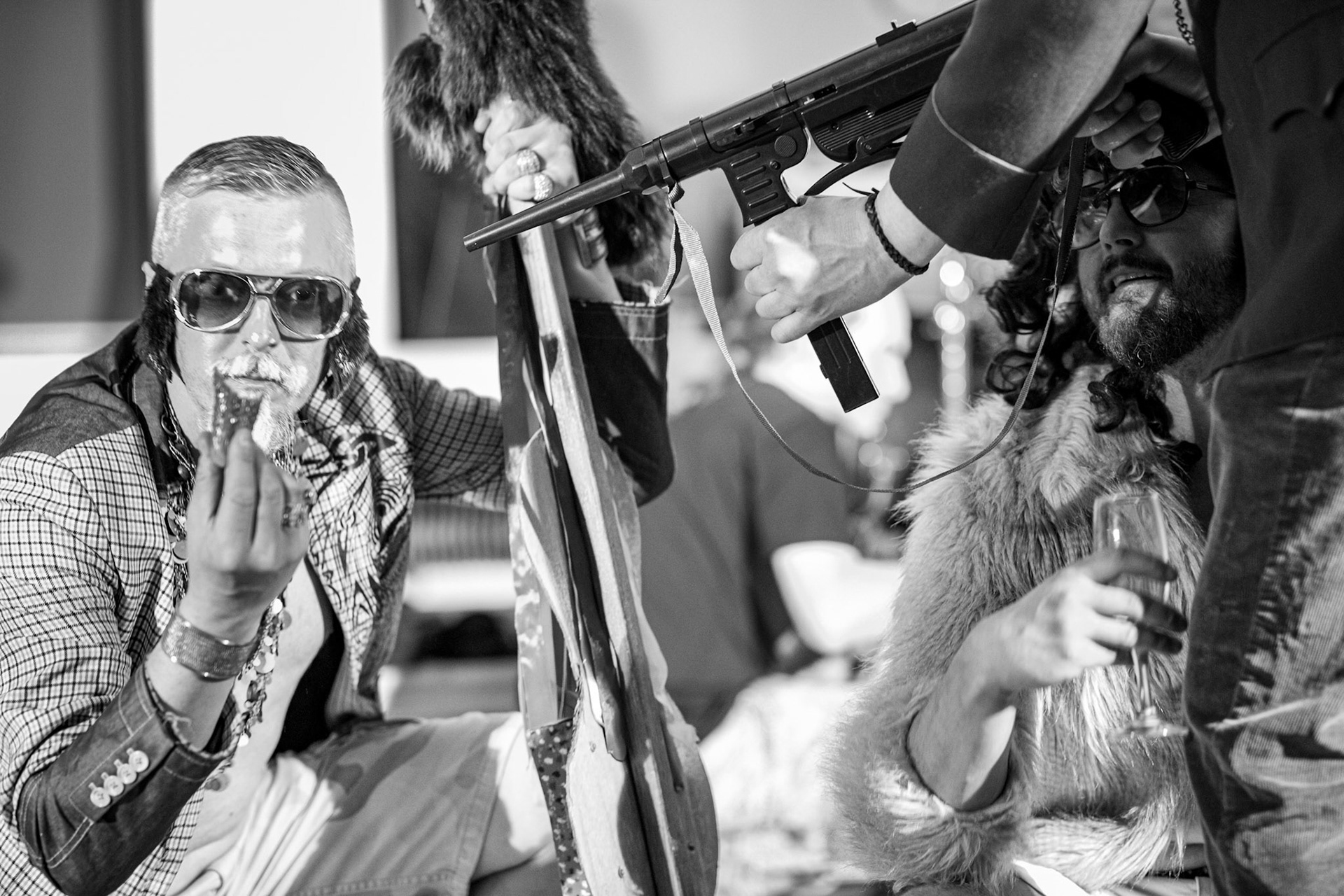 The Novorodkens, koncert w Warszawie, Dj Szneptuch – szczebiot czołowy, bas, chórki, sample, batuta i szpicrutaMagister Hitler – bas, wokaliza, chórki, gitara rytmiczna, najebkaDoktor PajHIVo – bębny, bongosy, gitara solowa, umiejętności wokalne, chórkiProfesor Gówniarz – lewizna wokalna, zwięzła i chóralna, wyprowadzanie ciosówProdziekan Pinglarz – uprawomocniony głos ścisły tudzież kantor, cytaty z brewiarzaInżynier Królewicz – gitara rytmiczna, solowa, przypowieści, świergoty i treleDocent Niedziwara – melodyka, chórki, kwilenia i jęki, odczynianie uroków, gusłaMrówka - perkusja,Hacrmistrz Gruczoł – walka z upośledzeniem, choreografia i obsługa gastronomiczna