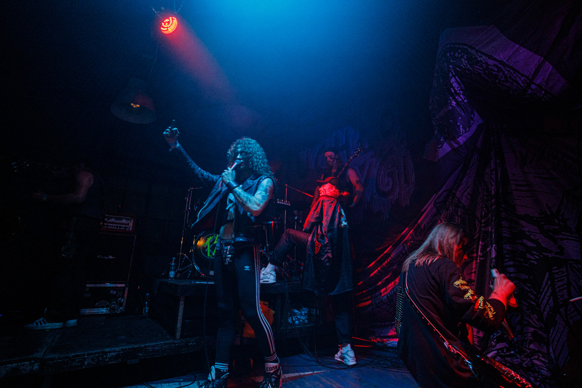 TRUCHŁO STRZYGI (black punk), Gwiezdny Demon - release show,w składzie:Gambit - wokalP. - gitara/wokalAlkatraz - gitara/wokalKaczor - garyMadness - bass/wokalPanass - bass/wokalGolem - nosferatu/wokalCzarownice - tba/wokalChłopaki z baraków polskiego metalu, rozpędzona maszyna do robienia grubego melanżu, gwiezdne trupy, kreatury obrzydlistwa i martwi decydenci podziemia. Prawdopodobnie pierwszy i ostatni raz zagrają całego Demona na żywo, a Ty mordeczko będziesz miał o czym kolegom przy wódce opowiadać.Produkcja Left Hand Soundsfot. Andrzej Wasilkiewicz/kaziq.com