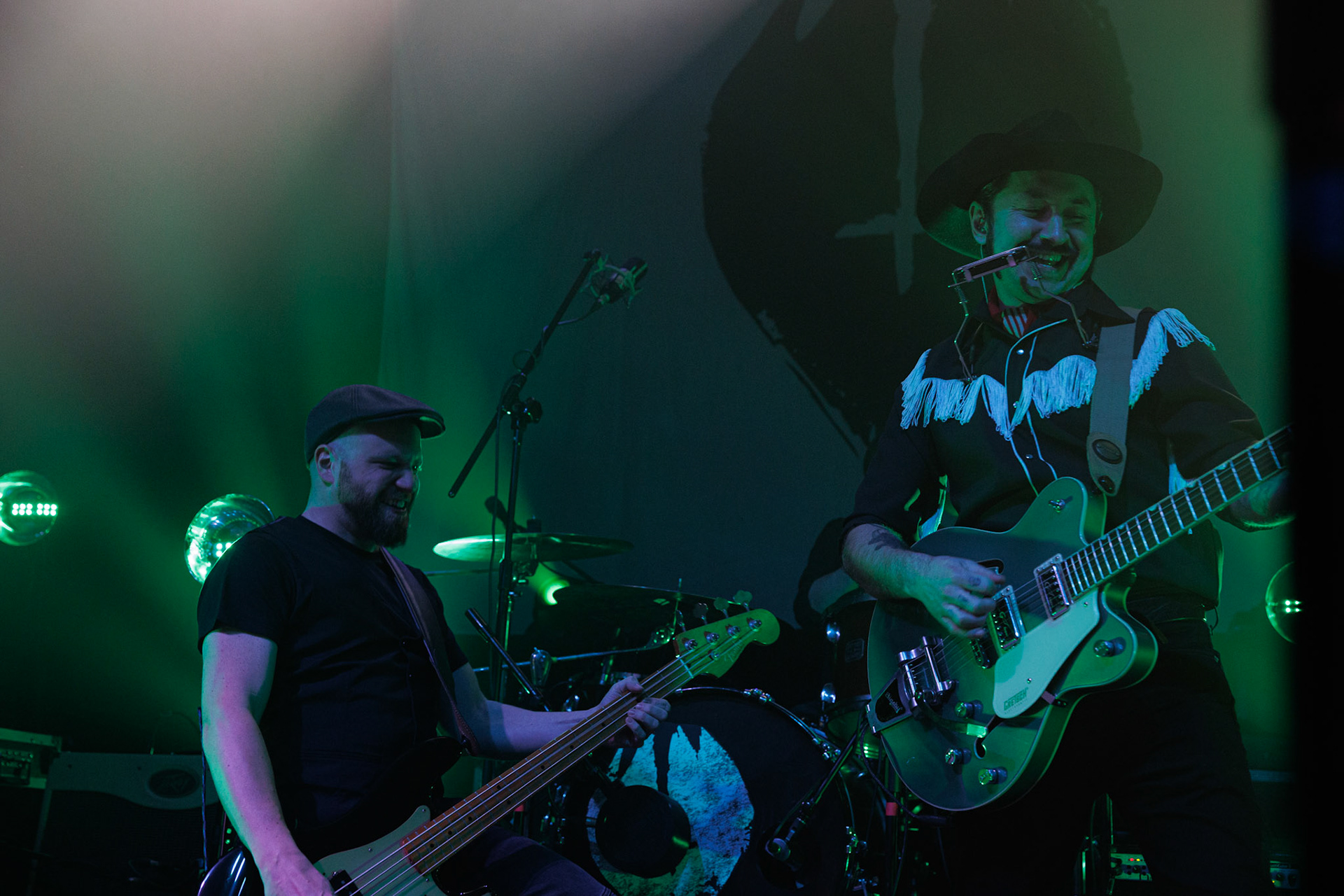 22.01.2022 koncert Me And That Man w Warszawie,Klub Progresja,n/z Matteo Bassoli - bass, wokal,n/z Sasha Boole - gitara, wokal,Nergal znany jest z szerokich horyzontow muzycznych. Lider Behemoth nigdy nie kryl swojej sympatii do lzejszej, klimatycznej muzyki, spod znaku country, folku, bluesa. Dowodem jest zespol Me And That Man.Fot. Andrzej Wasilkiewicz/Reporter