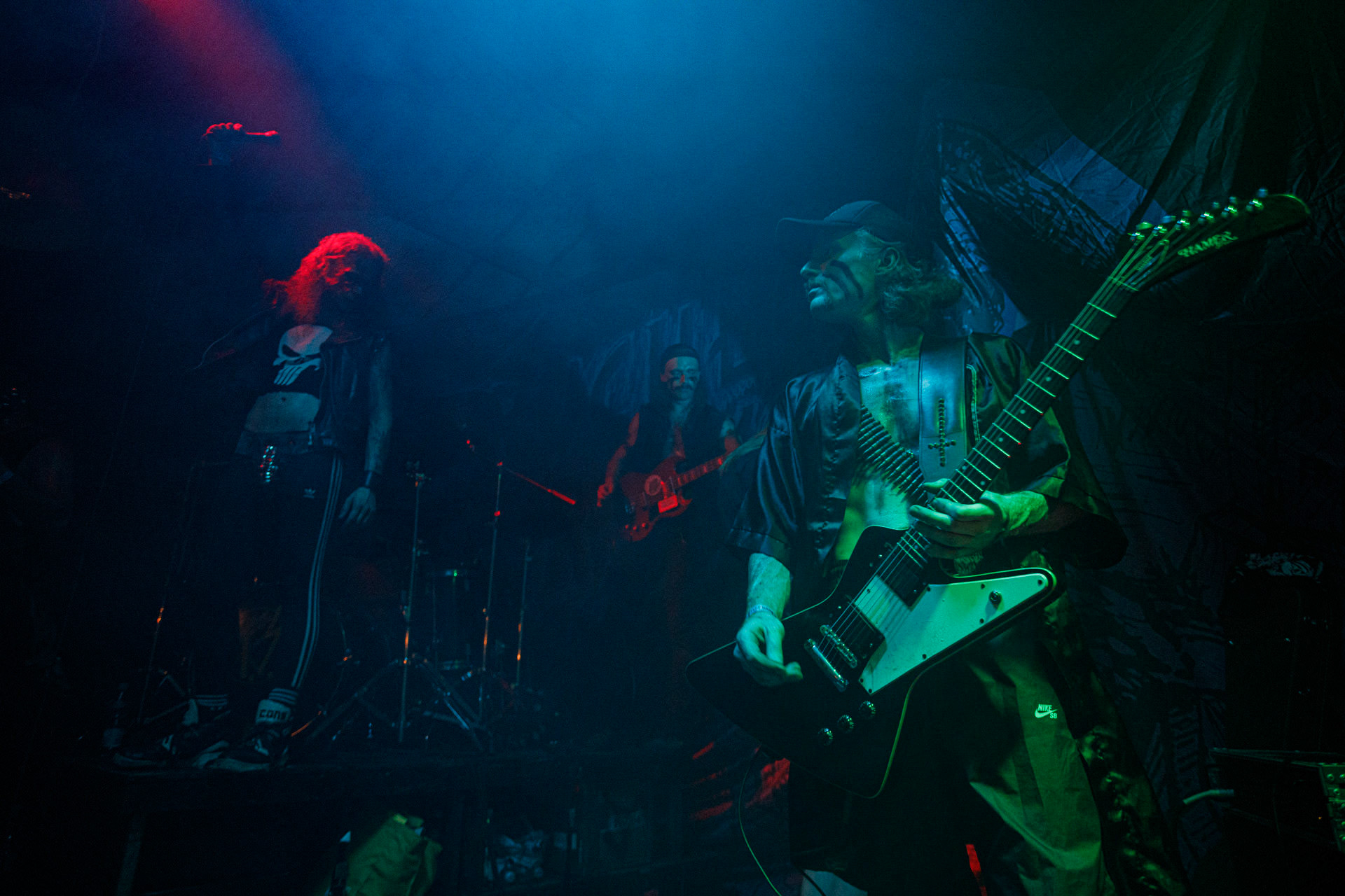 TRUCHŁO STRZYGI (black punk), Gwiezdny Demon - release show,w składzie:Gambit - wokalP. - gitara/wokalAlkatraz - gitara/wokalKaczor - garyMadness - bass/wokalPanass - bass/wokalGolem - nosferatu/wokalCzarownice - tba/wokalChłopaki z baraków polskiego metalu, rozpędzona maszyna do robienia grubego melanżu, gwiezdne trupy, kreatury obrzydlistwa i martwi decydenci podziemia. Prawdopodobnie pierwszy i ostatni raz zagrają całego Demona na żywo, a Ty mordeczko będziesz miał o czym kolegom przy wódce opowiadać.Produkcja Left Hand Soundsfot. Andrzej Wasilkiewicz/kaziq.com