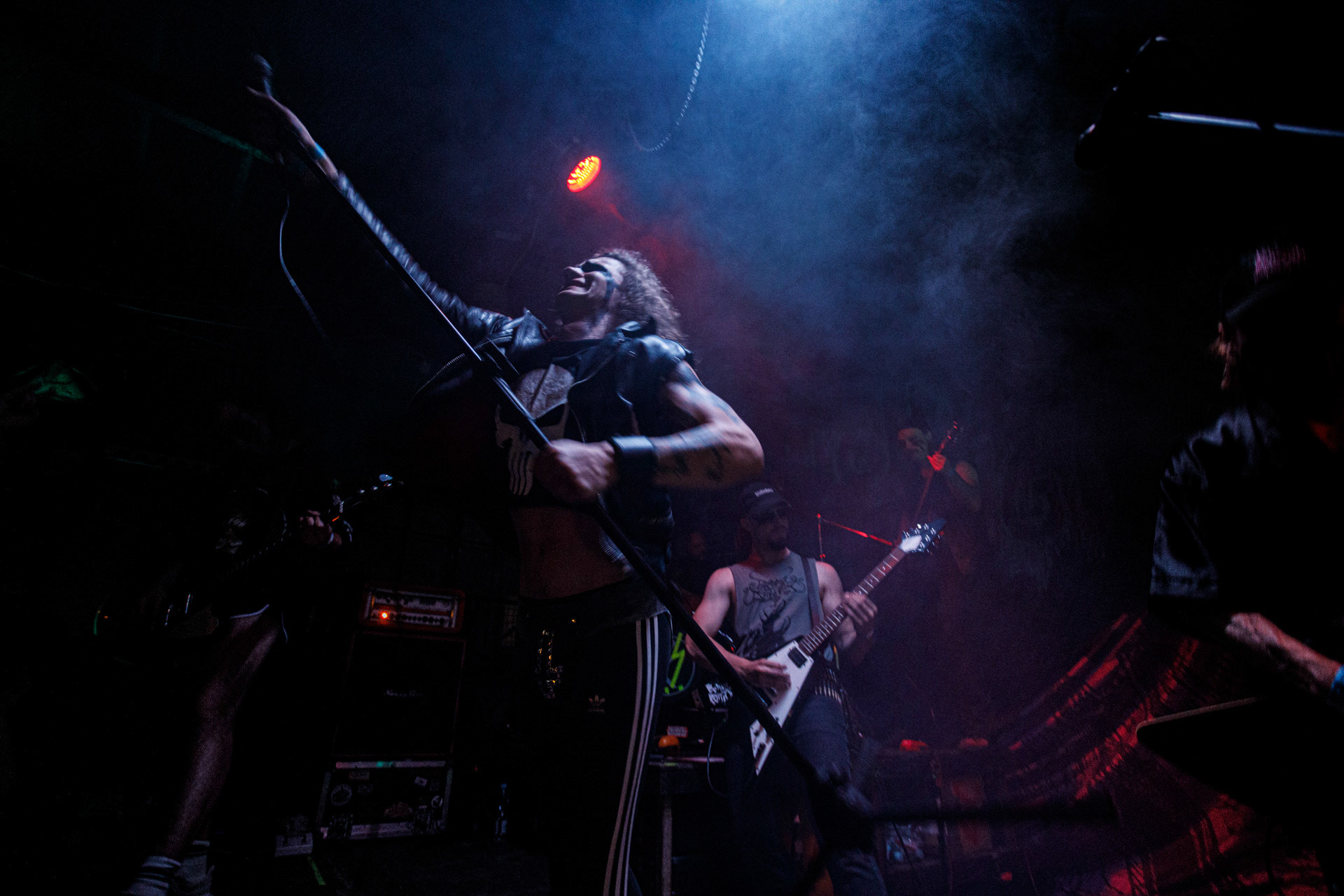 TRUCHŁO STRZYGI (black punk), Gwiezdny Demon - release show,w składzie:Gambit - wokalP. - gitara/wokalAlkatraz - gitara/wokalKaczor - garyMadness - bass/wokalPanass - bass/wokalGolem - nosferatu/wokalCzarownice - tba/wokalChłopaki z baraków polskiego metalu, rozpędzona maszyna do robienia grubego melanżu, gwiezdne trupy, kreatury obrzydlistwa i martwi decydenci podziemia. Prawdopodobnie pierwszy i ostatni raz zagrają całego Demona na żywo, a Ty mordeczko będziesz miał o czym kolegom przy wódce opowiadać.Produkcja Left Hand Soundsfot. Andrzej Wasilkiewicz/kaziq.com