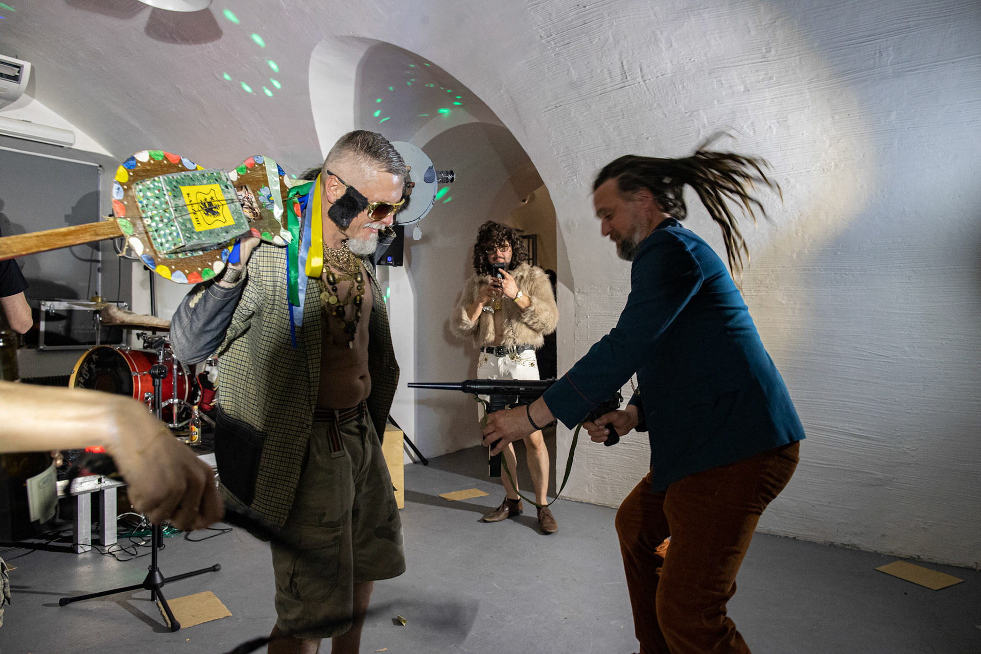 The Novorodkens, koncert w Warszawie, Dj Szneptuch – szczebiot czołowy, bas, chórki, sample, batuta i szpicrutaMagister Hitler – bas, wokaliza, chórki, gitara rytmiczna, najebkaDoktor PajHIVo – bębny, bongosy, gitara solowa, umiejętności wokalne, chórkiProfesor Gówniarz – lewizna wokalna, zwięzła i chóralna, wyprowadzanie ciosówProdziekan Pinglarz – uprawomocniony głos ścisły tudzież kantor, cytaty z brewiarzaInżynier Królewicz – gitara rytmiczna, solowa, przypowieści, świergoty i treleDocent Niedziwara – melodyka, chórki, kwilenia i jęki, odczynianie uroków, gusłaMrówka - perkusja,Hacrmistrz Gruczoł – walka z upośledzeniem, choreografia i obsługa gastronomiczna