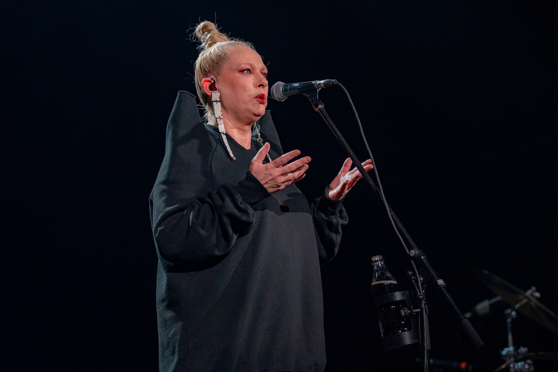 2024.03.16 NOSOWSKA klub Stodola. Koncert w ramach trasy "Widzimy sie wieczorem", promujacej najnowszy album artystki, "Degrengolada". fot. Andrzej Wasilkiewicz/Reporter