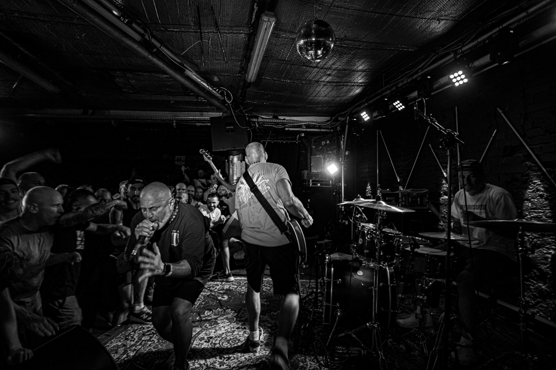 26.07.2022 Youth of Today to założony w 1985 roku hardcore punk’owy zespół, który miał znaczący wpływ na odświeżenie i rozwój sceny Straight Edge w drugiej połowie lat 80. XX wieku. Założycielami grupy są wokalista Ray Cappo oraz gitarzysta John Porcelly, którzy występowali wcześniej w Violent Children. Youth of Today ma na swoim koncie 5 wydawnictw, z czego takie płyty jak „Can’t Close My Eyes”, „Break Down the Walls” czy „We Are Not in This Alone” uważane są za jedne z najważniejszych w historii gatunku. Działalność zespołu została zawieszona w 1990 roku, a Cappo i Porcelly skupili się na bardziej melodyjnych projektach: krishnacore’owym Shelter oraz Better Than a Thousand. Grupa reaktywowała się w 2003 roku i od tamtego czasu sporadycznie występuję na całym świecie. Youth of Today bez wątpienia jest inspiracją dla wielu zespołów. Kapela odegrała kluczową rolę w tworzeniu hardcore’owej subkultury „Youth Crew” opowiadającej i rozwijającej się w myśl zasadom Straight Edge oraz wegetarianizmu. Warszawski koncert w Hydrozagadce. Produkcja WiniaryBookings. fot. Andrzej Wasilkiewicz/kaziq.com