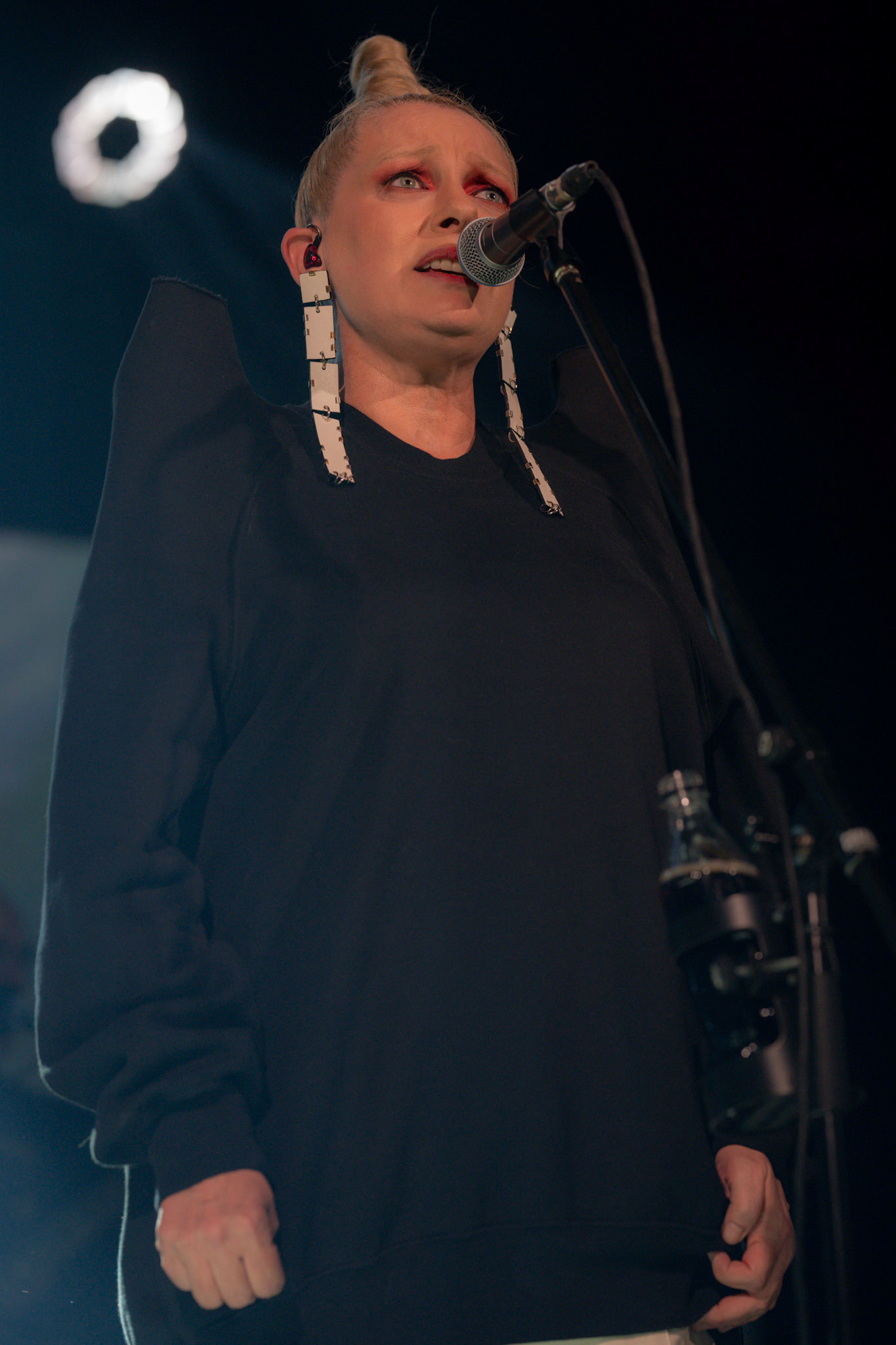 2024.03.16 NOSOWSKA klub Stodola. Koncert w ramach trasy "Widzimy sie wieczorem", promujacej najnowszy album artystki, "Degrengolada". fot. Andrzej Wasilkiewicz/Reporter
