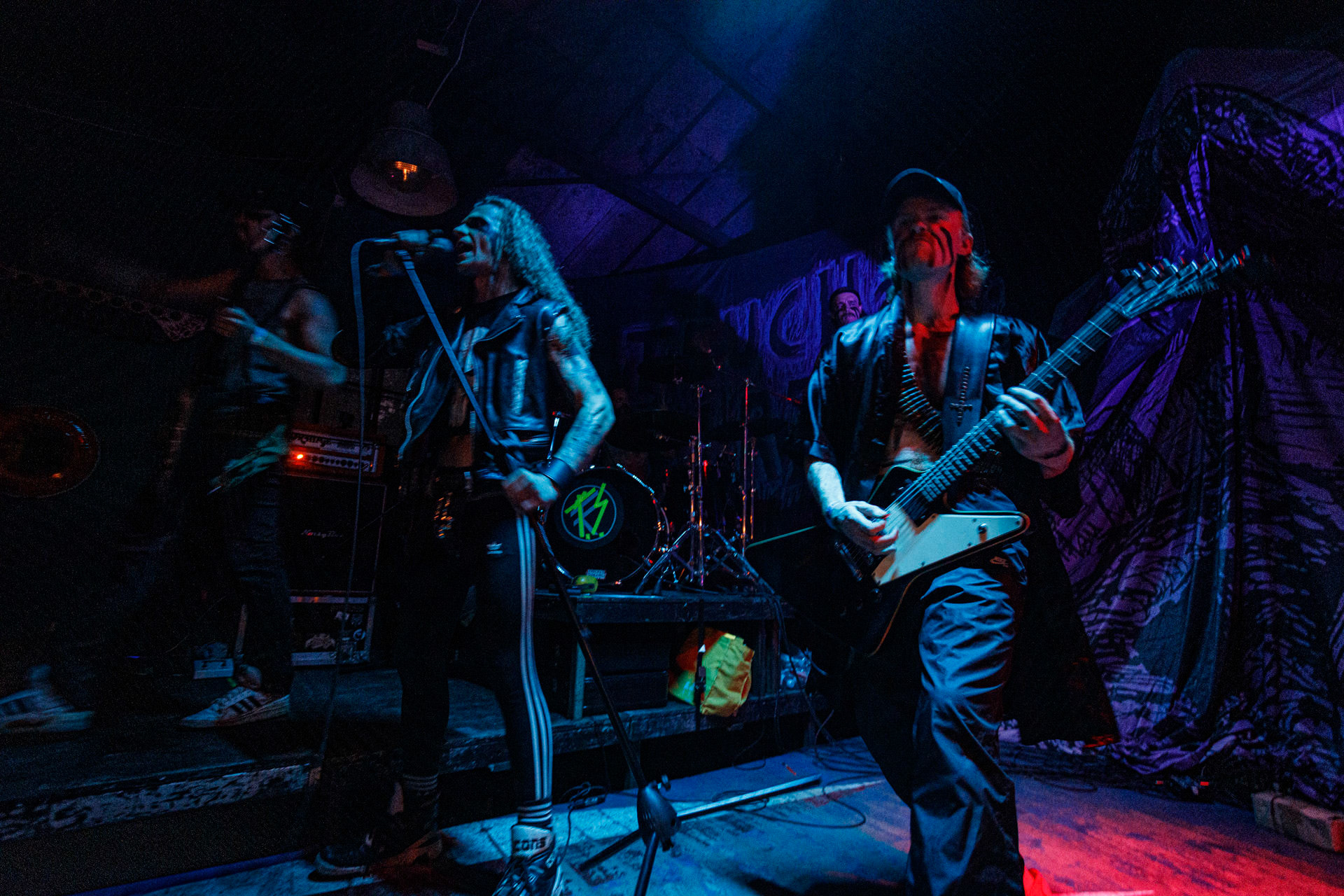 TRUCHŁO STRZYGI (black punk), Gwiezdny Demon - release show,w składzie:Gambit - wokalP. - gitara/wokalAlkatraz - gitara/wokalKaczor - garyMadness - bass/wokalPanass - bass/wokalGolem - nosferatu/wokalCzarownice - tba/wokalChłopaki z baraków polskiego metalu, rozpędzona maszyna do robienia grubego melanżu, gwiezdne trupy, kreatury obrzydlistwa i martwi decydenci podziemia. Prawdopodobnie pierwszy i ostatni raz zagrają całego Demona na żywo, a Ty mordeczko będziesz miał o czym kolegom przy wódce opowiadać.Produkcja Left Hand Soundsfot. Andrzej Wasilkiewicz/kaziq.com