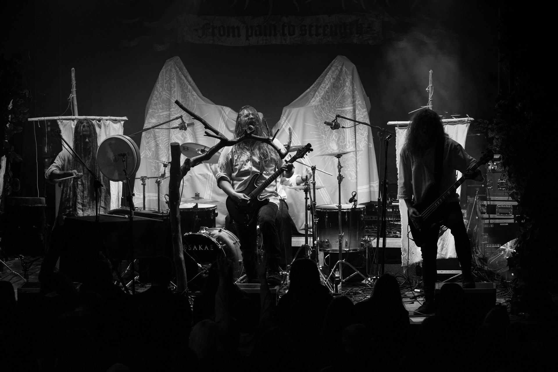 28.08.2021 Varmia - koncert, Warszawa klub REJS,Lato w Plenerze, Winiary Bookings,Lasota wokal, gitara,Cwiara wokal, bas,Emil perkusja,Piotr instrumenty perkusyjne, rog kozla, drewniana tuba, wokal, krivula i tagelharpa,Fot. Andrzej Wasilkiewicz/Reporter