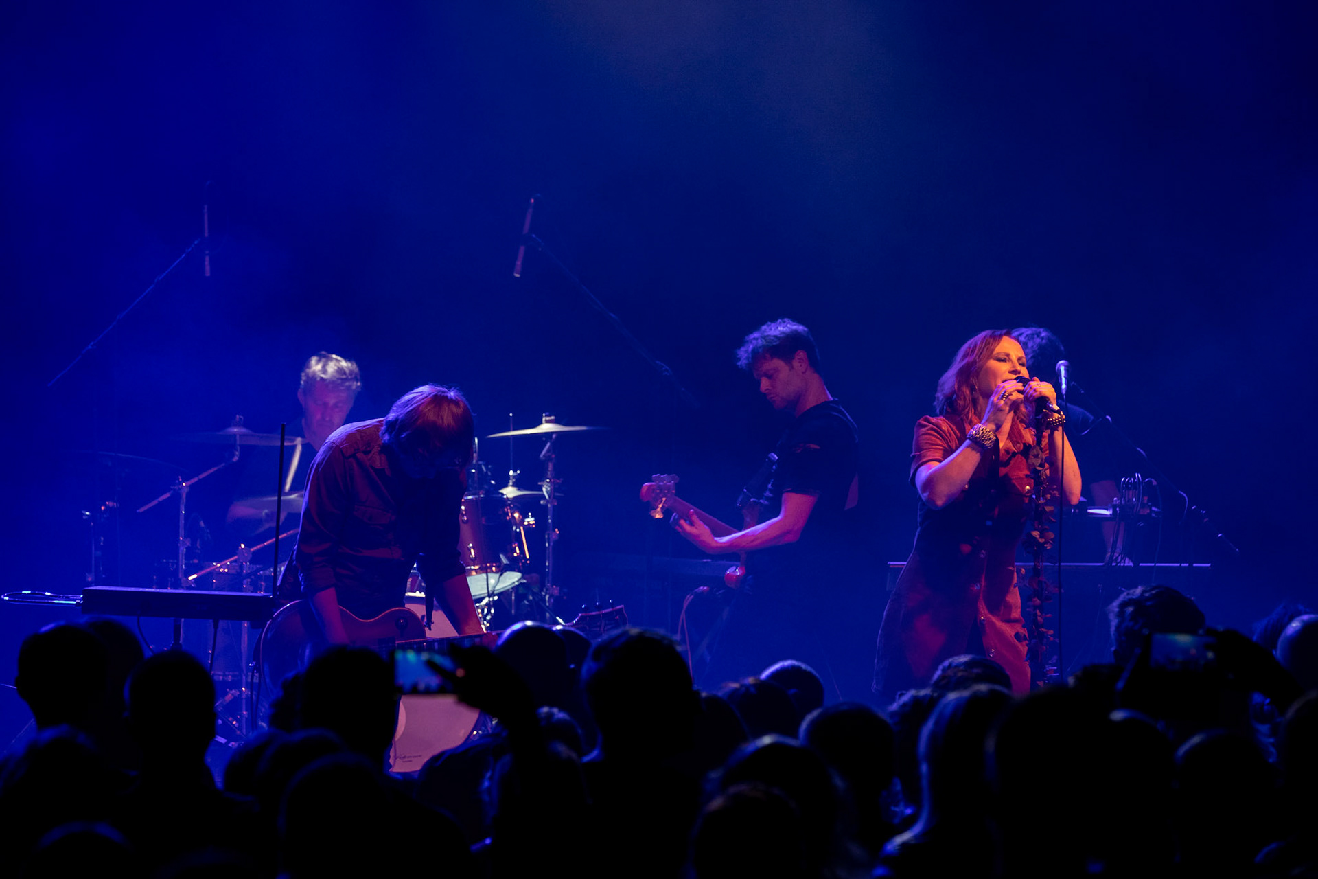 The Gathering: holenderska grupa rockowa, trasa The Gathering_30th Anniversary od doom-metalowego brzmienia z lat 90 po melodyjne i klimatyczne rejony rocka, trip-rock, post-rock, metalu, czy shoegaze. Koncert Warszawa Progresja, HQ44

The Gathering w składzie:
Silje Wergeland – wokal
Rene Rutten – gitara
Hans Rutten – perkusja
Frank Boeijen – klawisze
Hugo Prinsen Geerligs – bass
fot. Andrzej kaziq Wasilkiewicz/Reporter