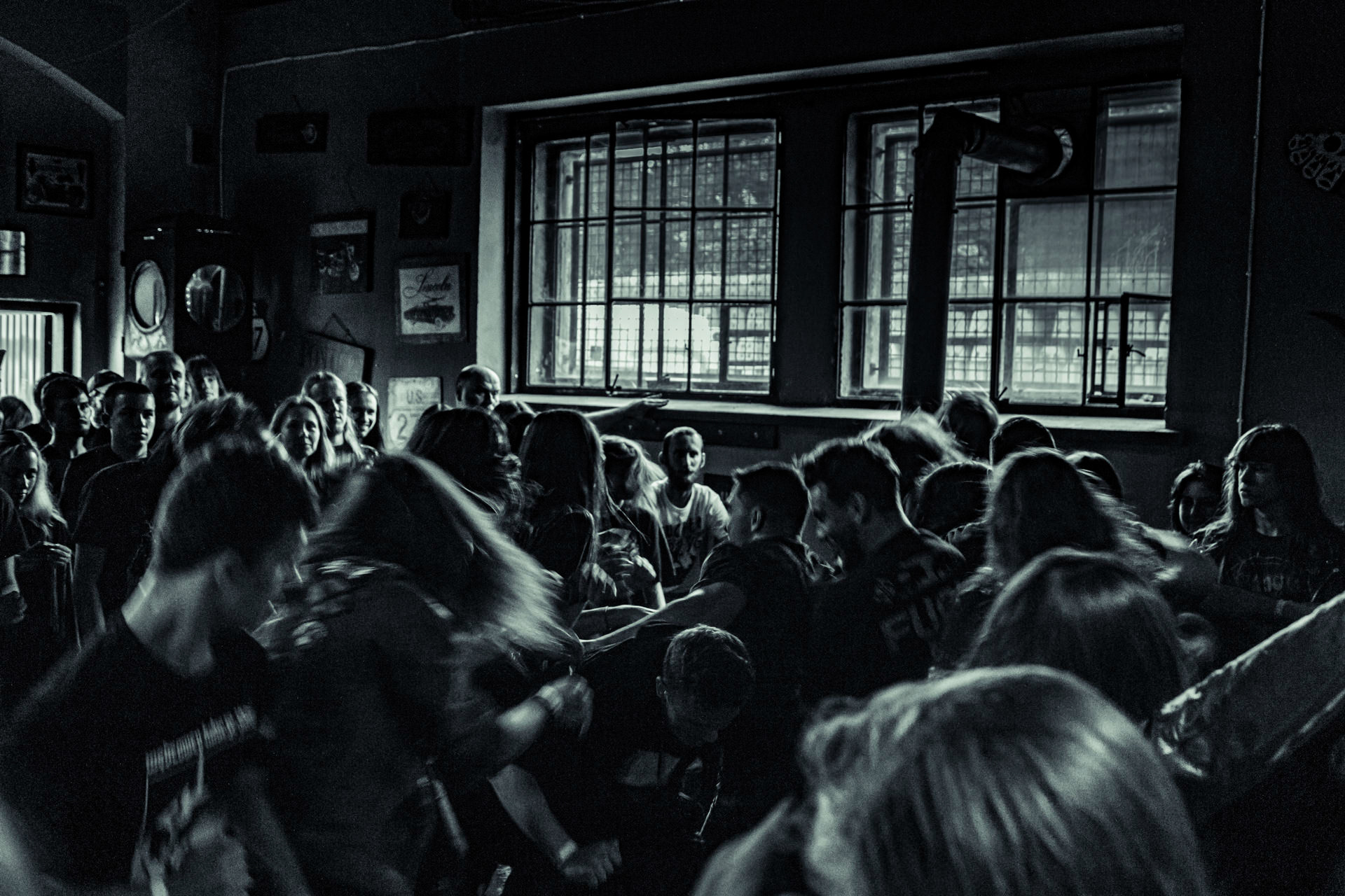 BAGNO (oldschool black/death)w składzie:Krzysiek - wokalKuba - gitaraThrasher - gitara Kacper - bassMaciek - garyDestrukcja i zgnilizna, wszystko czego nie chcesz usłyszeć a i tak się pojawisz, Druga fala dobrej muzy z Rzeszowa, bo pierwsza skończyła się w latach 90.Produkcja Left Hand Soundsfot. Andrzej Wasilkiewicz/kaziq.com