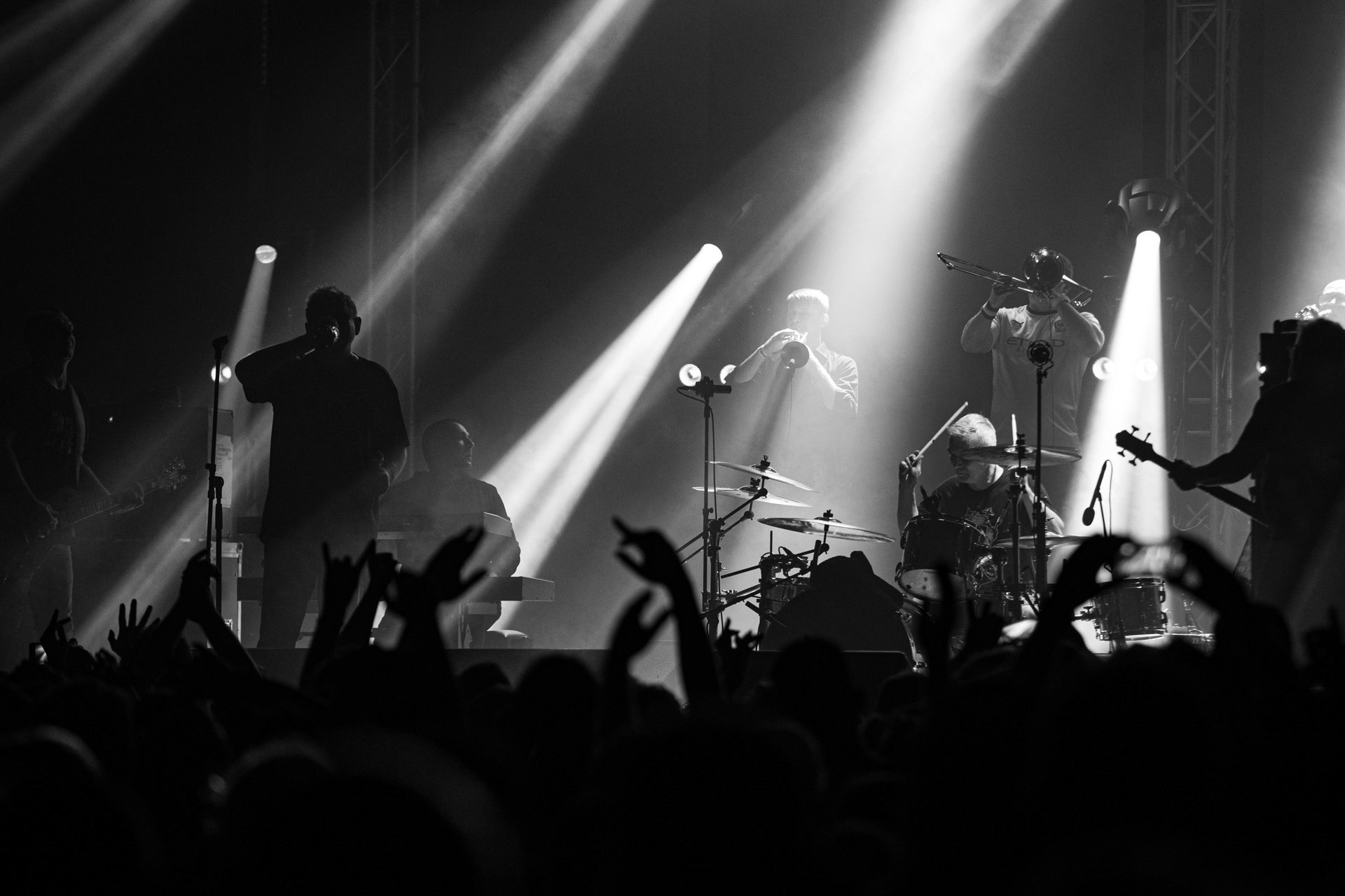 KULT - koncert Pomaranczowa Trasa 2021 - Warszawa Stodoła. 29 pazdziernika 2021. Kazik Staszewski wokal,Wojciech Jablonski gitara,Piotr Morawiec gitara,Ireneusz Werenski bas,Tomasz Goehs perkusja,Konrad Wantrych klawisze,Janusz Zdunek trabka,Mariusz Godzina saksofony,Jarosław Wazny puzon,Rock, rock progresywny, rock alternatywny, punk, nowa fala, polski rock.fot. Andrzej kaziq Wasilkiewicz/Reporter