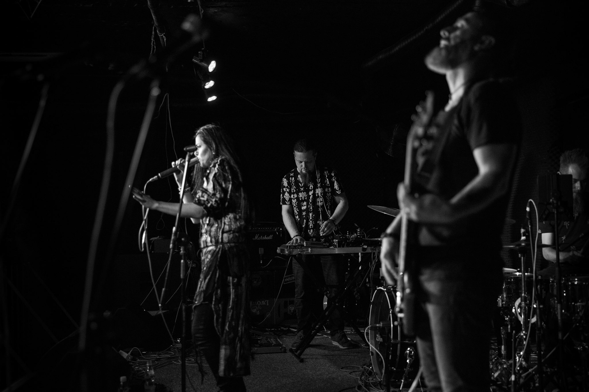 Hetane - rock alternatywny, trip-hop, muzyka elektroniczna,
MAGDA OLEŚ - wokale, teksty,
ŁUKASZ /JELEŃ/ POL - gitara, klawisze, elektronika,
REM KARPIENKO - bass,
MICHAŁ LANGE- perkusja,
Warszawa, klub Potok Drugi Dom Ludzi Rocka,
fot. Andrzej kaziq Wasilkiewicz