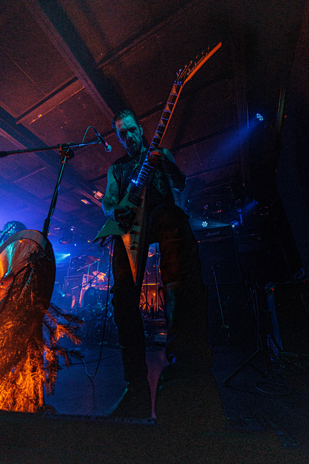 21.10.2022 𝗪𝗢𝗟𝗩𝗘𝗦 𝗜𝗡 𝗧𝗛𝗘 𝗧𝗛𝗥𝗢𝗡𝗘 𝗥𝗢𝗢𝗠 - klimatyczny black metal,  zespół braci Nathana i Aarona Weaverow. Powstal w 2002 roku w Olympia w stanie Waszyngton.  W amerykanskim sercu natury, gor, lasow i jezior, przyroda przeklada sie na atmosfere muzyki WITTR, w ktorej poza blackowymi, jest miejsce na elementy transowe i ambientowe. Wolves In The Throne Room gra bez makijazy, bez kapturow i masek, przy swietle plomieni, co tworzy aure swoistego muzycznego rytualu. Nathan Weaver – guitar, lead vocals,Aaron Weaver – drums, bass, synthesizers,Kody Keyworth – guitar, vocals, Produkcja Knock Out Productions,fot. Andrzej Wasilkiewicz/Reporter