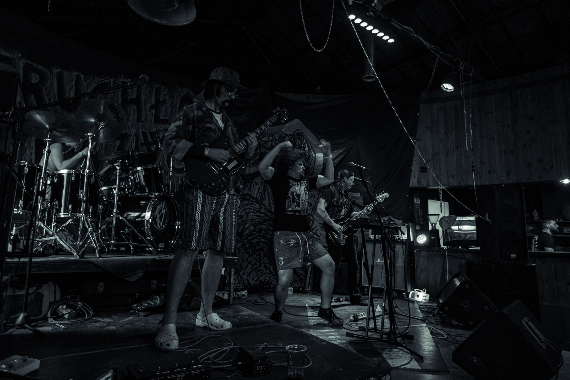 DILDOID (space sex rock)w składzie:Captain Paradox - klawisze i wokalLaser Dick - bass i wokalBilly The Gates - gitaraReverend Blind - garyKapela dla fanów Hawkwind, “On Parole” Motorhead Produkcja Left Hand Soundsfot. Andrzej Wasilkiewicz/kaziq.com