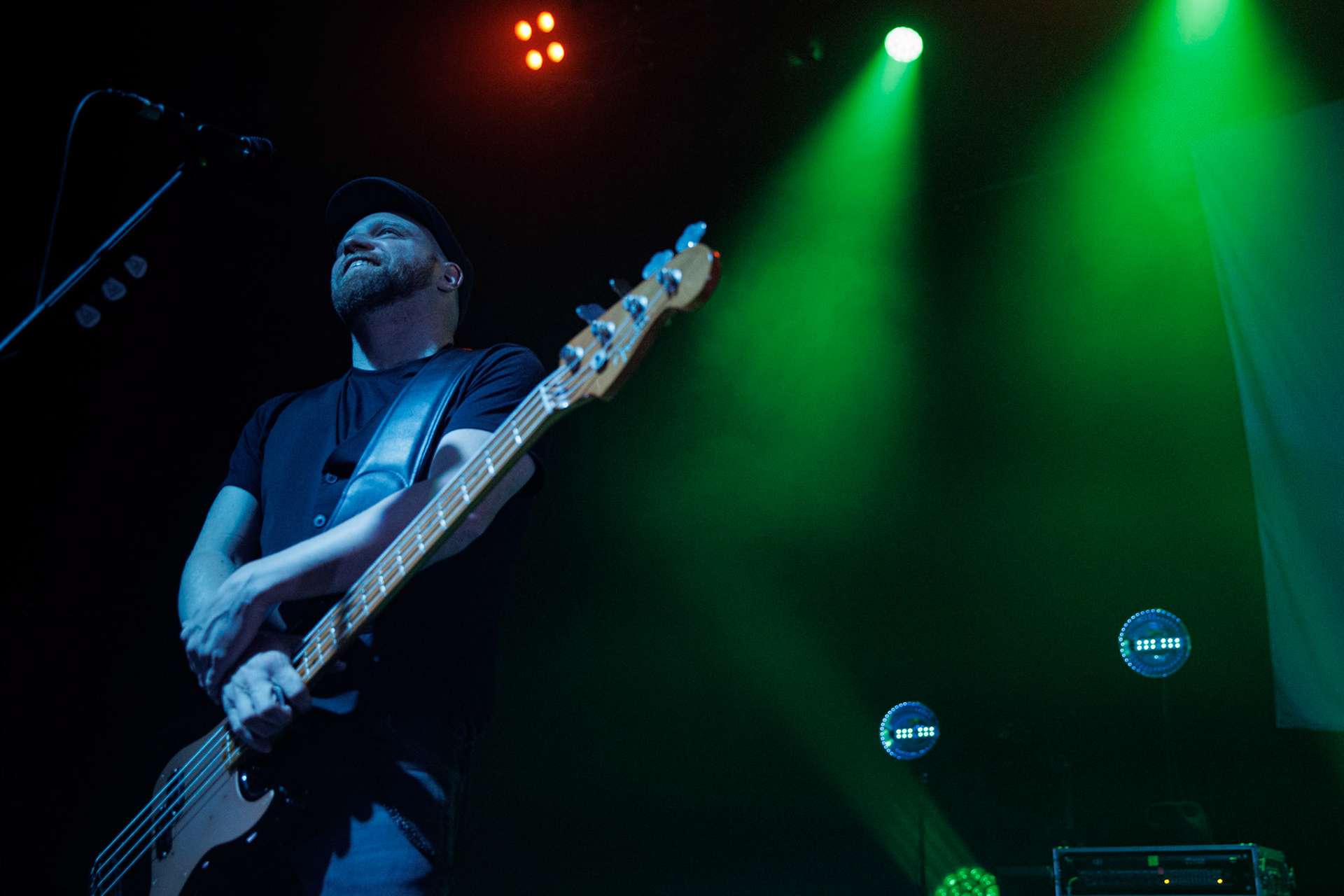 22.01.2022 koncert Me And That Man w Warszawie,Klub Progresja,n/z Matteo Bassoli - bass, wokal,n/z Sasha Boole - gitara, wokal,Nergal znany jest z szerokich horyzontow muzycznych. Lider Behemoth nigdy nie kryl swojej sympatii do lzejszej, klimatycznej muzyki, spod znaku country, folku, bluesa. Dowodem jest zespol Me And That Man.Fot. Andrzej Wasilkiewicz/Reporter