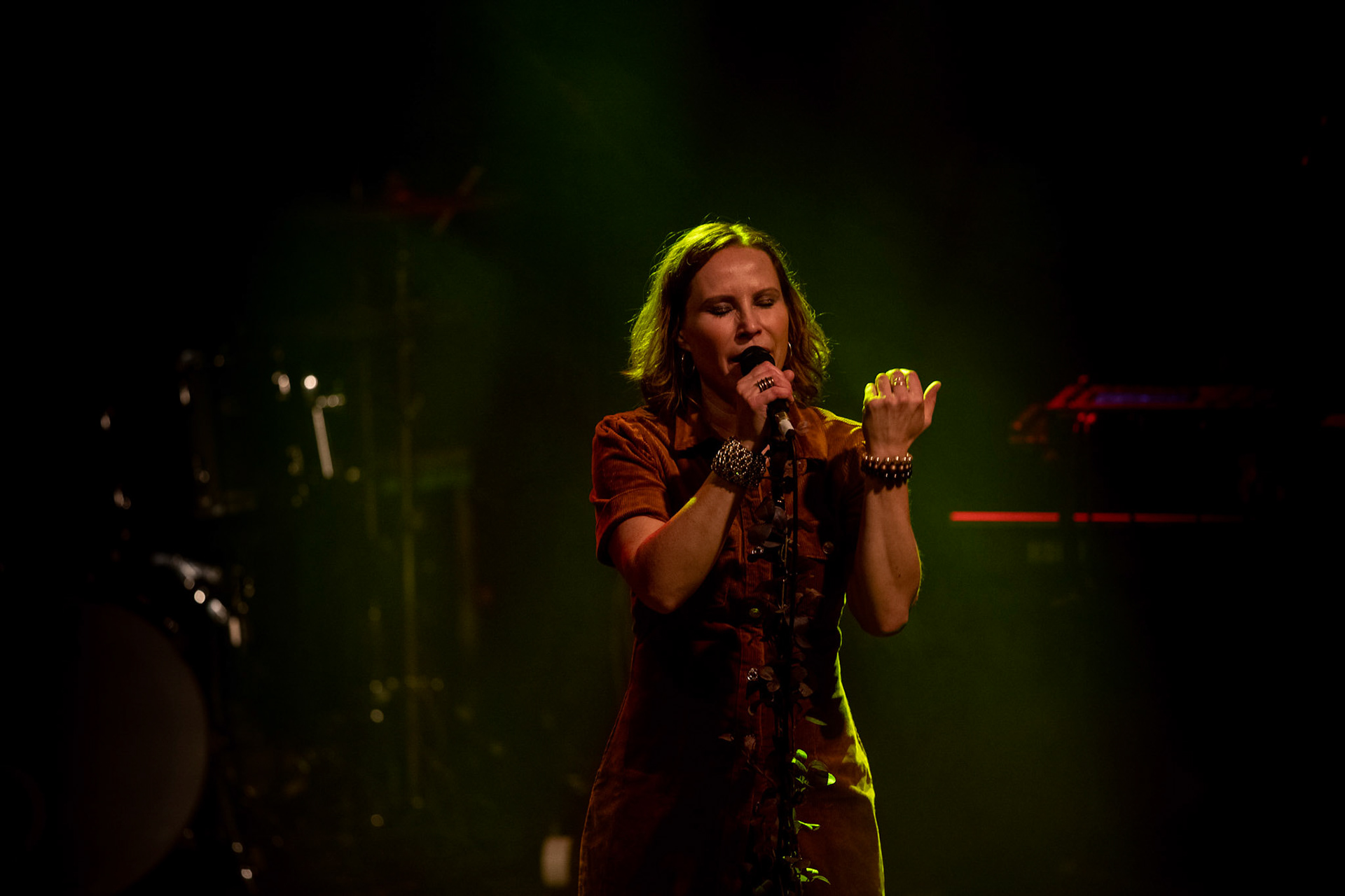 The Gathering: holenderska grupa rockowa, trasa The Gathering_30th Anniversary od doom-metalowego brzmienia z lat 90 po melodyjne i klimatyczne rejony rocka, trip-rock, post-rock, metalu, czy shoegaze. Koncert Warszawa Progresja, HQ44

The Gathering w składzie:
Silje Wergeland – wokal
Rene Rutten – gitara
Hans Rutten – perkusja
Frank Boeijen – klawisze
Hugo Prinsen Geerligs – bass
fot. Andrzej kaziq Wasilkiewicz/Reporter