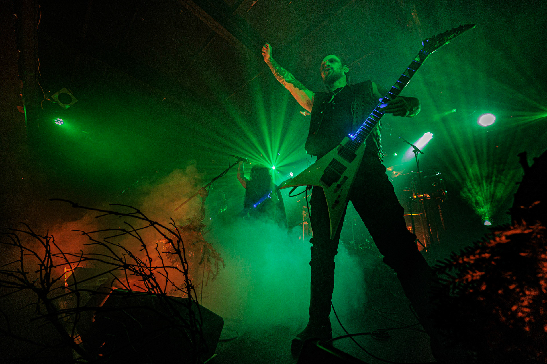 21.10.2022 𝗪𝗢𝗟𝗩𝗘𝗦 𝗜𝗡 𝗧𝗛𝗘 𝗧𝗛𝗥𝗢𝗡𝗘 𝗥𝗢𝗢𝗠 - klimatyczny black metal,  zespół braci Nathana i Aarona Weaverow. Powstal w 2002 roku w Olympia w stanie Waszyngton.  W amerykanskim sercu natury, gor, lasow i jezior, przyroda przeklada sie na atmosfere muzyki WITTR, w ktorej poza blackowymi, jest miejsce na elementy transowe i ambientowe. Wolves In The Throne Room gra bez makijazy, bez kapturow i masek, przy swietle plomieni, co tworzy aure swoistego muzycznego rytualu. Nathan Weaver – guitar, lead vocals,Aaron Weaver – drums, bass, synthesizers,Kody Keyworth – guitar, vocals, Produkcja Knock Out Productions,fot. Andrzej Wasilkiewicz/Reporter