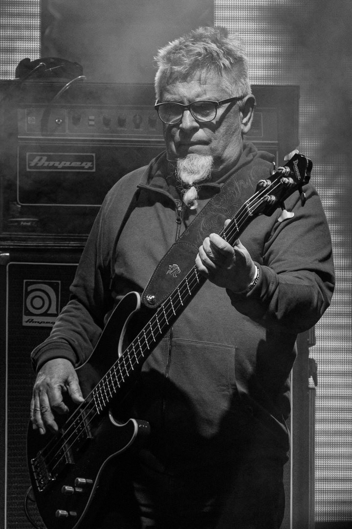 KULT - koncert w ramach Pomaranczowej Trasy 2020 - MUZYCZNA SYRENKA. 9 pazdziernika 2020, Warszawa, Stadion Syrenki. n/z. Ireneusz Werenski bas,Rock, rock progresywny, rock alternatywny, punk, nowa fala.fot. Andrzej kaziq Wasilkiewicz/Reporter