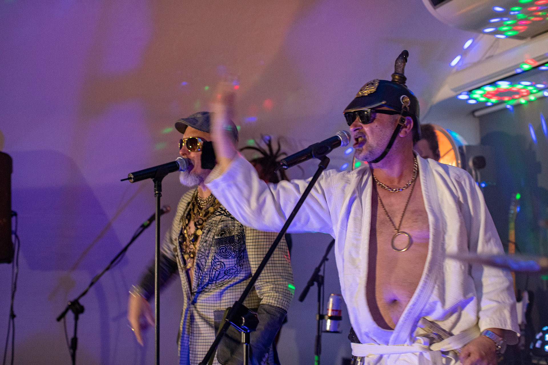 The Novorodkens, koncert w Warszawie, Dj Szneptuch – szczebiot czołowy, bas, chórki, sample, batuta i szpicrutaMagister Hitler – bas, wokaliza, chórki, gitara rytmiczna, najebkaDoktor PajHIVo – bębny, bongosy, gitara solowa, umiejętności wokalne, chórkiProfesor Gówniarz – lewizna wokalna, zwięzła i chóralna, wyprowadzanie ciosówProdziekan Pinglarz – uprawomocniony głos ścisły tudzież kantor, cytaty z brewiarzaInżynier Królewicz – gitara rytmiczna, solowa, przypowieści, świergoty i treleDocent Niedziwara – melodyka, chórki, kwilenia i jęki, odczynianie uroków, gusłaMrówka - perkusja,Hacrmistrz Gruczoł – walka z upośledzeniem, choreografia i obsługa gastronomiczna