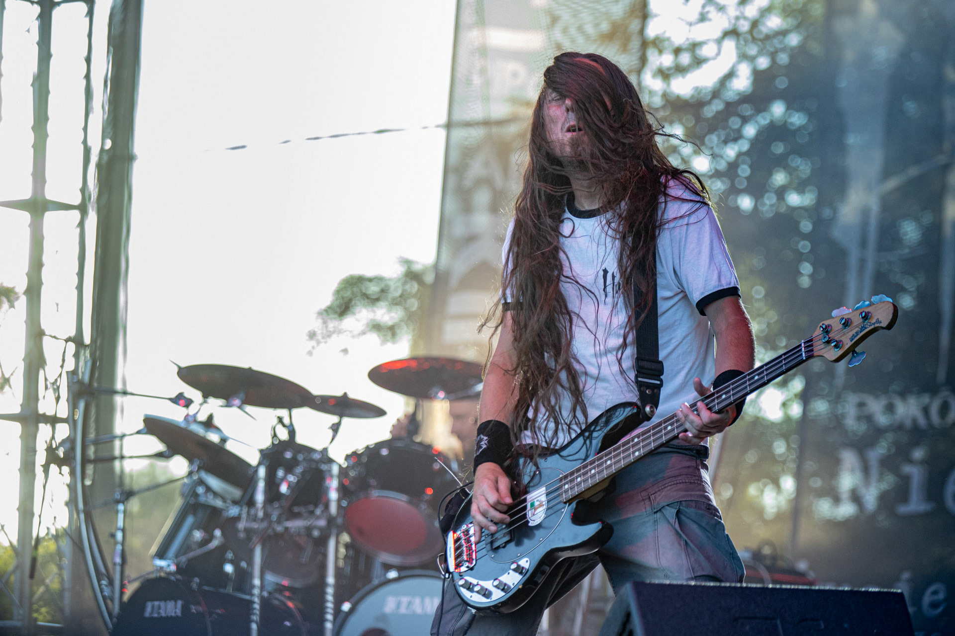 Hunter - postpandemoniczny koncert z okazji XXXV-lecia.Progresja - Gramy do Woli, Warszawa.Konrad „Saimon” Karchut – gitara basowa, Letnia Scena Progresji.fot. Andrzej Wasilkiewicz/Reporter