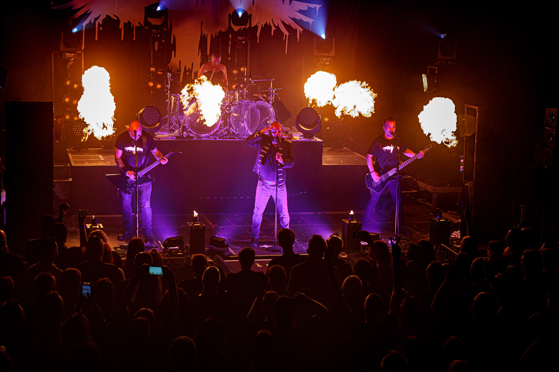 18.06.2022 - Mono Inc. zagrali w warszawskim klubie Progresja.Mono Inc. - niemiecki zespol z Hamburga wykonujący gotyckiego rocka, w składzie:Carl Fornia - git.Katha Mia - drums, Manuel Antoni - bass,Martin Engler - vocal,Gothic, industrial,  alternative, rock.Produkcja Winiary Bookings.fot. Andrzej Wasilkiewicz/kaziq.com