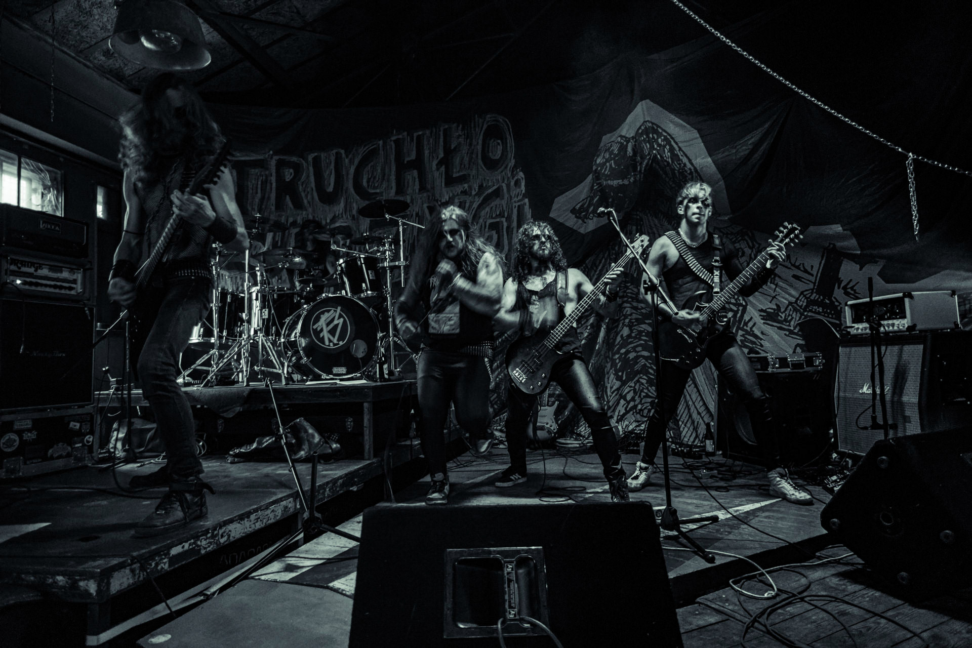 BAGNO (oldschool black/death)w składzie:Krzysiek - wokalKuba - gitaraThrasher - gitara Kacper - bassMaciek - garyDestrukcja i zgnilizna, wszystko czego nie chcesz usłyszeć a i tak się pojawisz, Druga fala dobrej muzy z Rzeszowa, bo pierwsza skończyła się w latach 90.Produkcja Left Hand Soundsfot. Andrzej Wasilkiewicz/kaziq.com