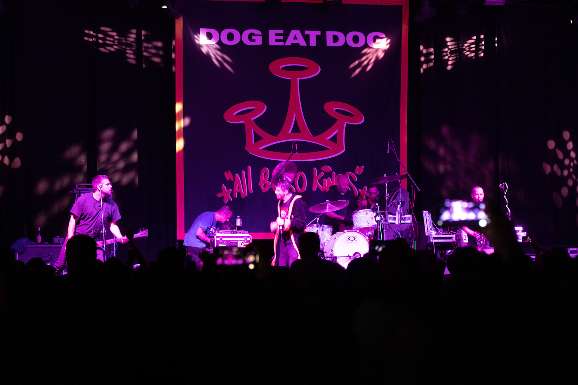 Dog Eat Dog - USA - hardcore, punkrock, rap, metal, hip hop,reggae, soul, funk,
Dave Neabore (bass), 
John Connor (vocals), 
Brandon Finley (drums) 
Roger Hämmerli (guitar)
Bozez (sax & beer)
koncert w Warszawskiej Progresji w ramach trasy 25 lat All Boro Kings zespołu Dog Eat Dog.
fot. Andrzej Wasilkiewicz/Reporter