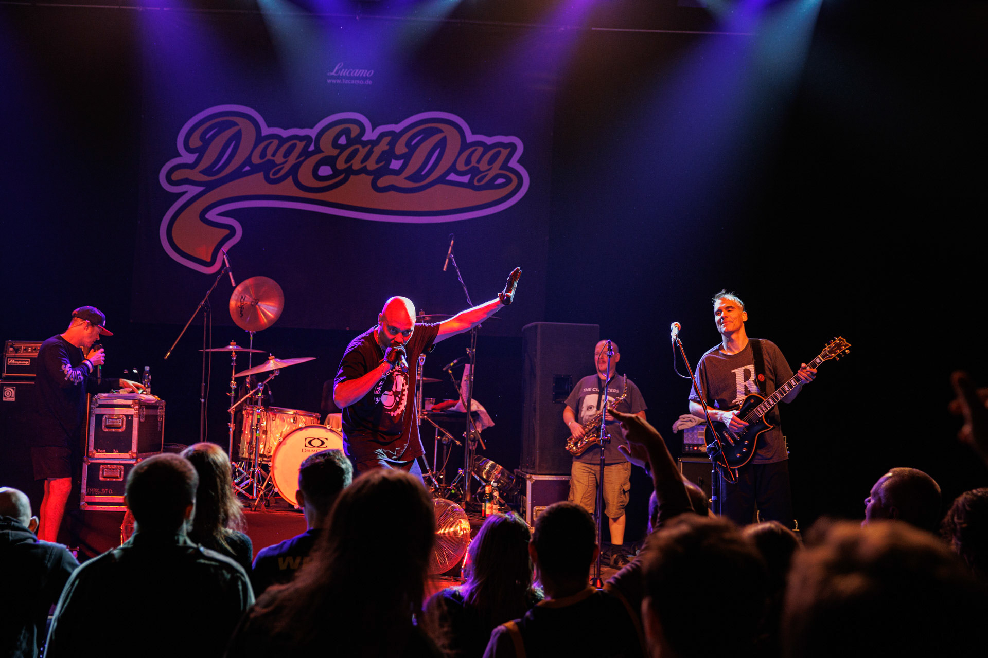 30.11.2021 koncert Dog Eat Dog - USA - hardcore, punkrock, rap, metal, hip hop, reggae, soul, funk,n/z Dave Neabore (bass), n/z John Connor (vocals), n/z Brandon Finley (drums), n/z Roger Hammerli (guitar),n/z Bozez (sax &amp; beer),koncert Warszawa, Progresja 25 lat albumu Play Games -  Dog Eat Dog.fot. Andrzej Wasilkiewicz/Reporter