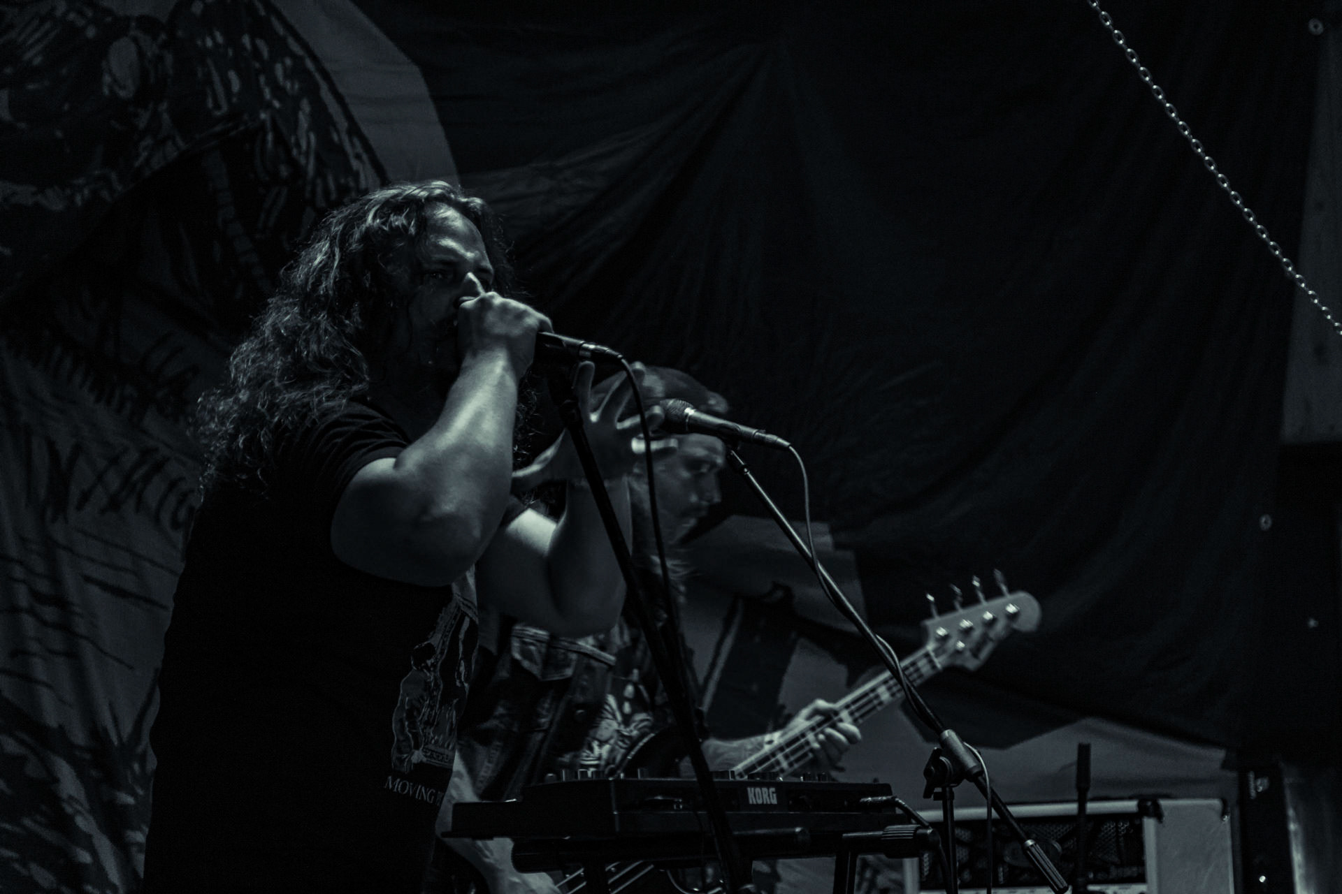 DILDOID (space sex rock)w składzie:Captain Paradox - klawisze i wokalLaser Dick - bass i wokalBilly The Gates - gitaraReverend Blind - garyKapela dla fanów Hawkwind, “On Parole” Motorhead Produkcja Left Hand Soundsfot. Andrzej Wasilkiewicz/kaziq.com