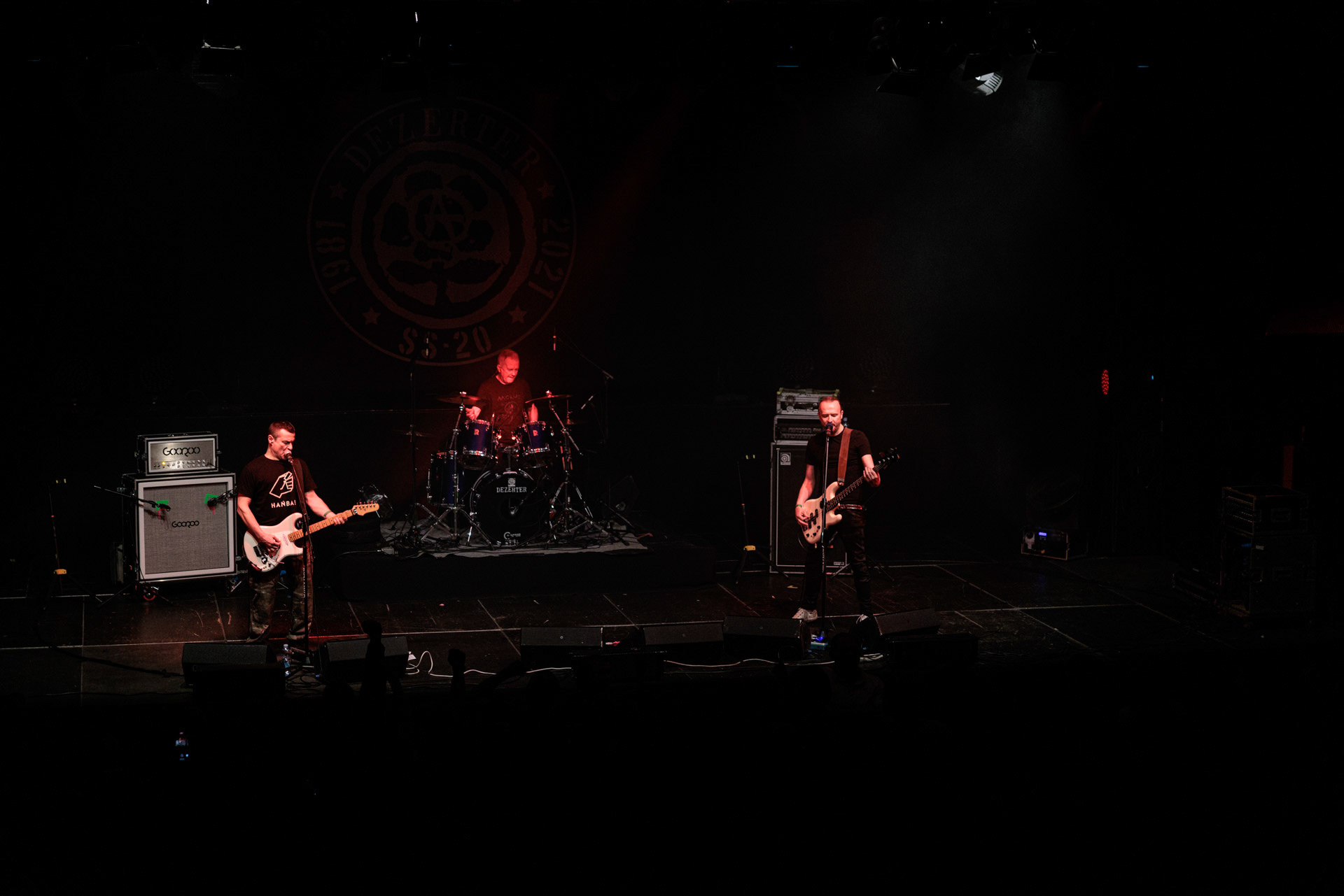 16.11.2021 Dezerter - 40 lecie,koncert Warszawa Palladium. N/z Robert Robal Matera gitara, N/z Krzysiek Grabowski perkusja,N/zJacek Chrzanowski bass, Dezerter, SS20, Punk, Punkrock, hardcore, rock.fot. Andrzej Wasilkiewicz/REPORTER