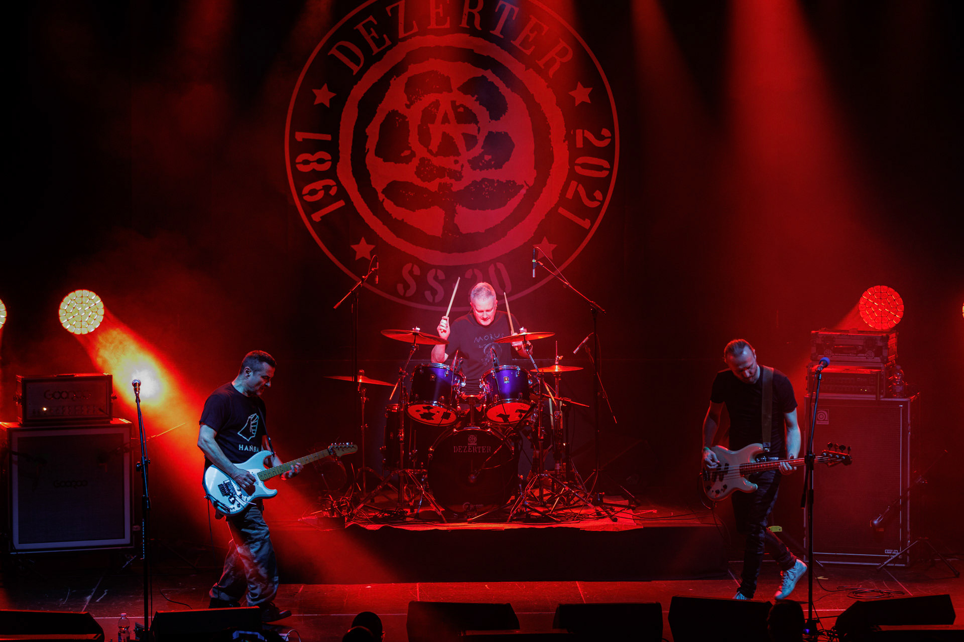 16.11.2021 Dezerter - 40 lecie,koncert Warszawa Palladium. N/z Robert Robal Matera gitara, N/z Krzysiek Grabowski perkusja,N/zJacek Chrzanowski bass, Dezerter, SS20, Punk, Punkrock, hardcore, rock.fot. Andrzej Wasilkiewicz/REPORTER