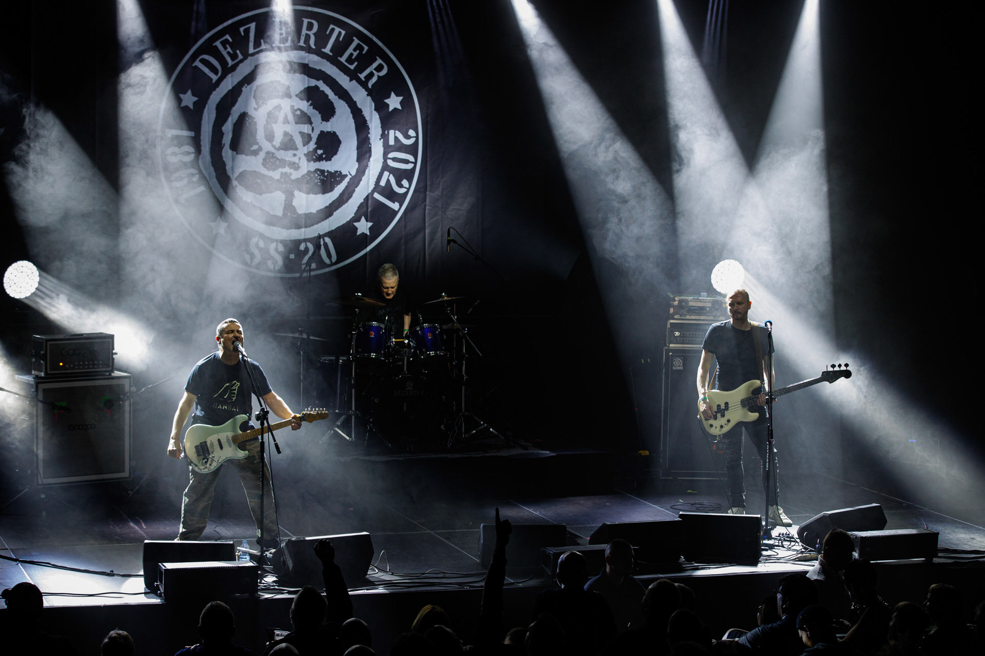 16.11.2021 Dezerter - 40 lecie,koncert Warszawa Palladium. N/z Robert Robal Matera gitara, N/z Krzysiek Grabowski perkusja,N/zJacek Chrzanowski bass, Dezerter, SS20, Punk, Punkrock, hardcore, rock.fot. Andrzej Wasilkiewicz/REPORTER