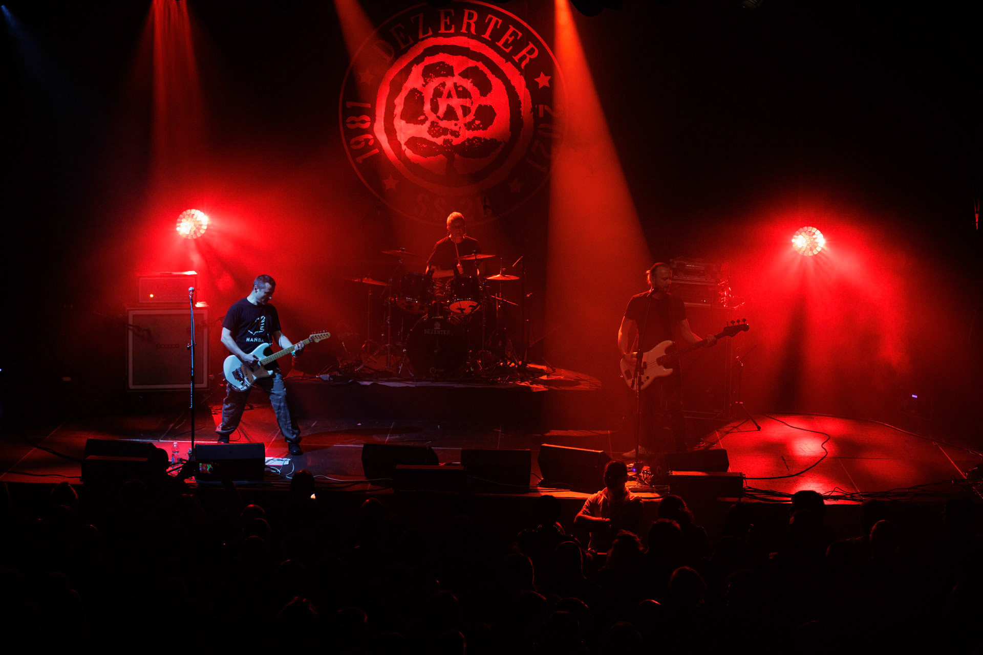 16.11.2021 Dezerter - 40 lecie,koncert Warszawa Palladium. N/z Robert Robal Matera gitara, N/z Krzysiek Grabowski perkusja,N/zJacek Chrzanowski bass, Dezerter, SS20, Punk, Punkrock, hardcore, rock.fot. Andrzej Wasilkiewicz/REPORTER